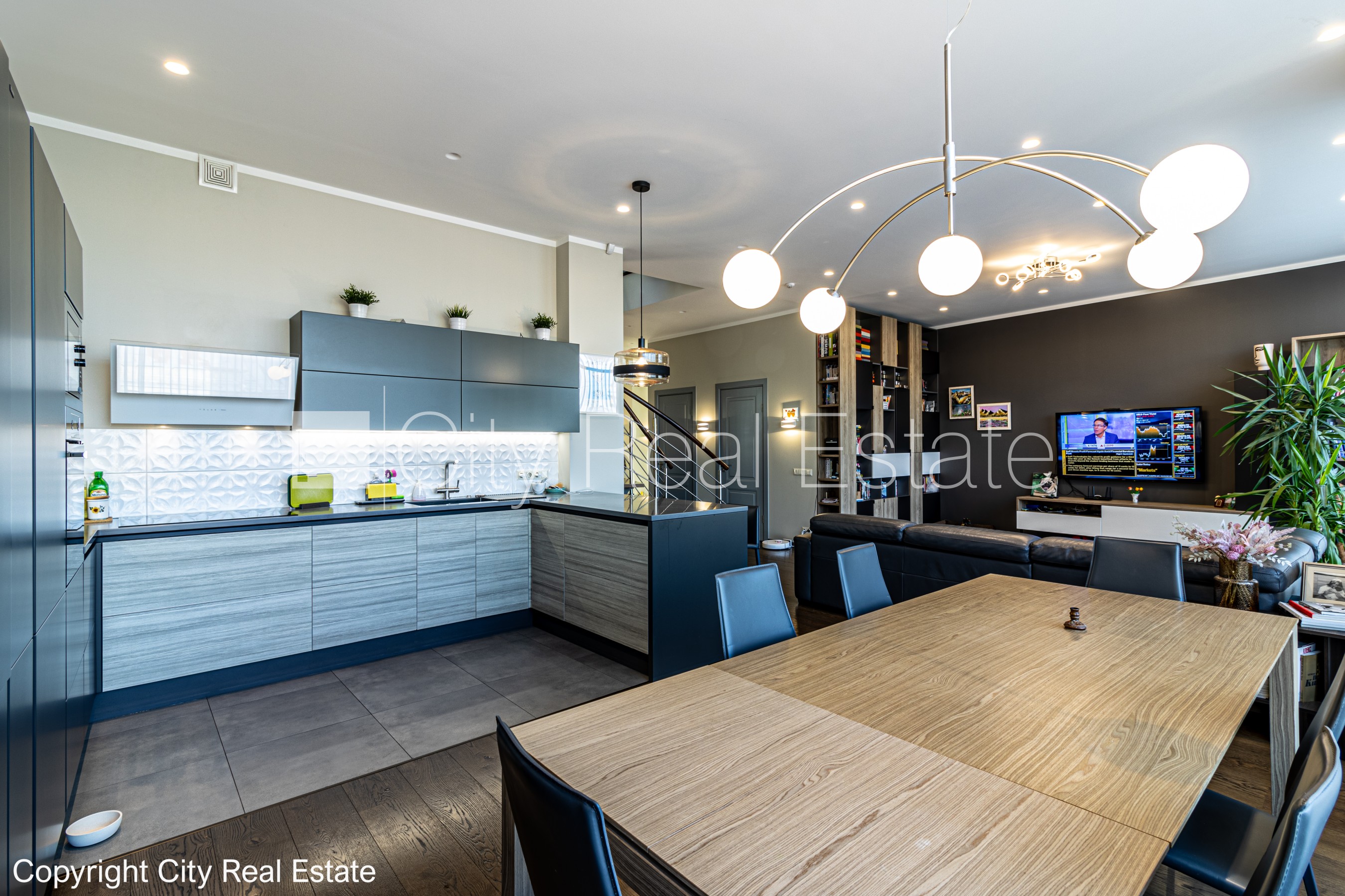 Sludinājumi. Labiekārtots apzaļumots pagalms, slēgts pagalms, teritorijas iebrauktuves vārti aprīkoti ar Cena: 4000 EUR/mēn Foto #3