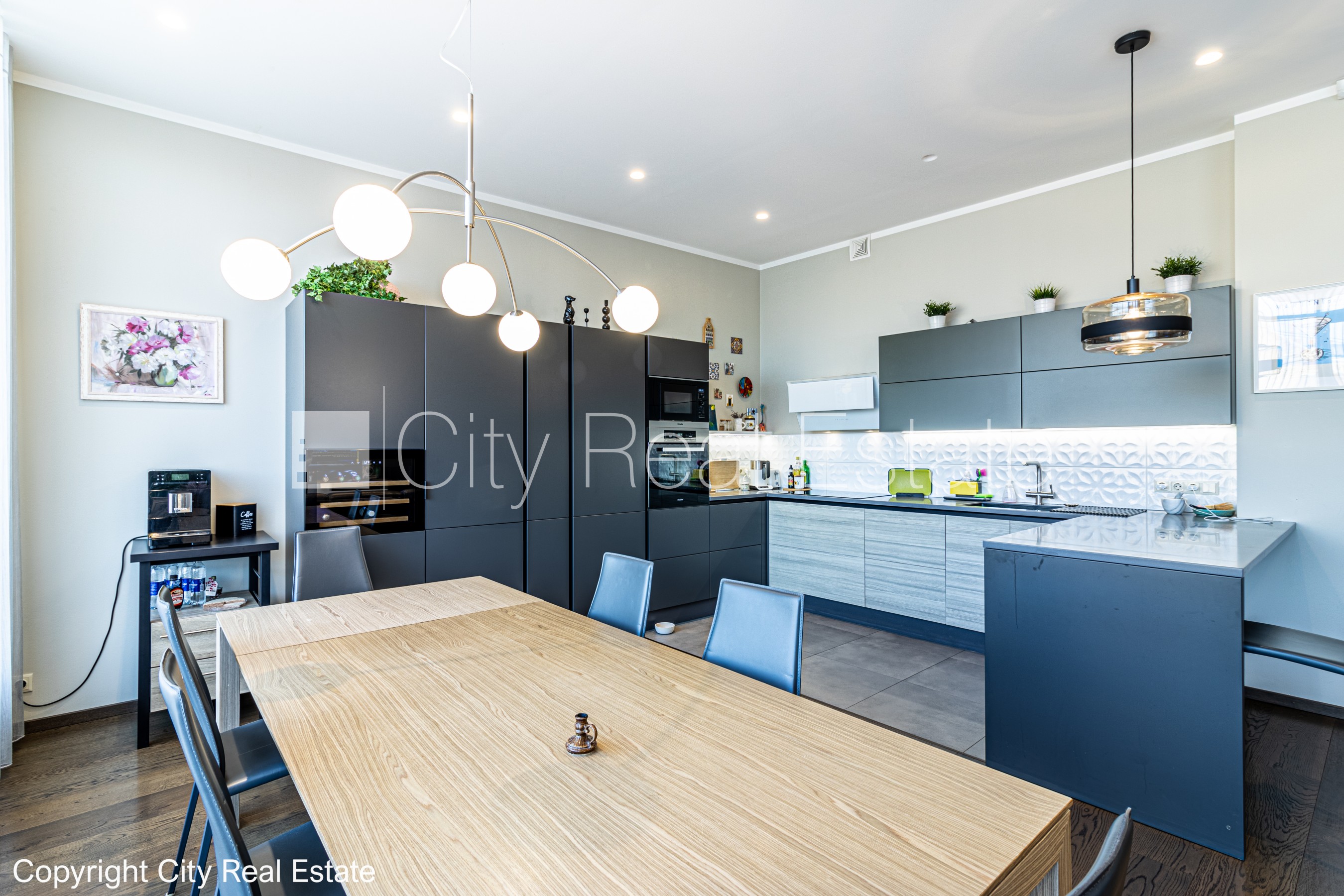 Sludinājumi. Labiekārtots apzaļumots pagalms, slēgts pagalms, teritorijas iebrauktuves vārti aprīkoti ar Cena: 4000 EUR/mēn Foto #9