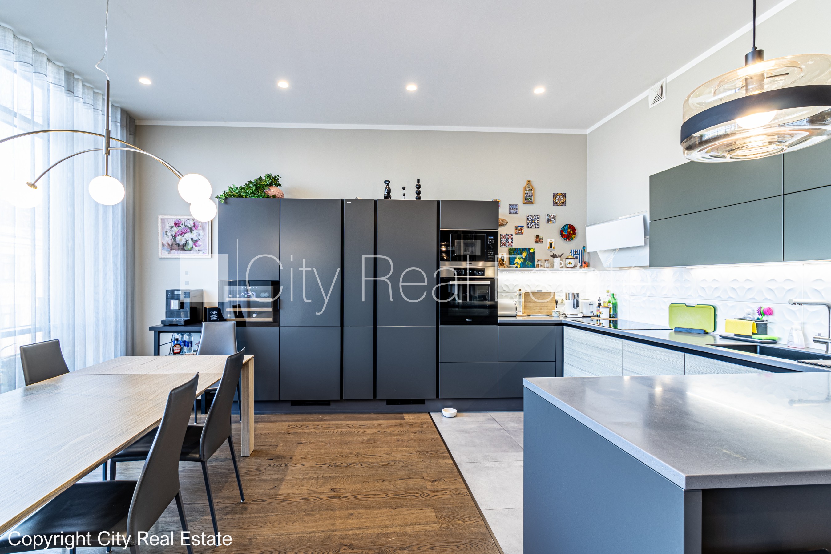 Sludinājumi. Labiekārtots apzaļumots pagalms, slēgts pagalms, teritorijas iebrauktuves vārti aprīkoti ar Cena: 4000 EUR/mēn Foto #6