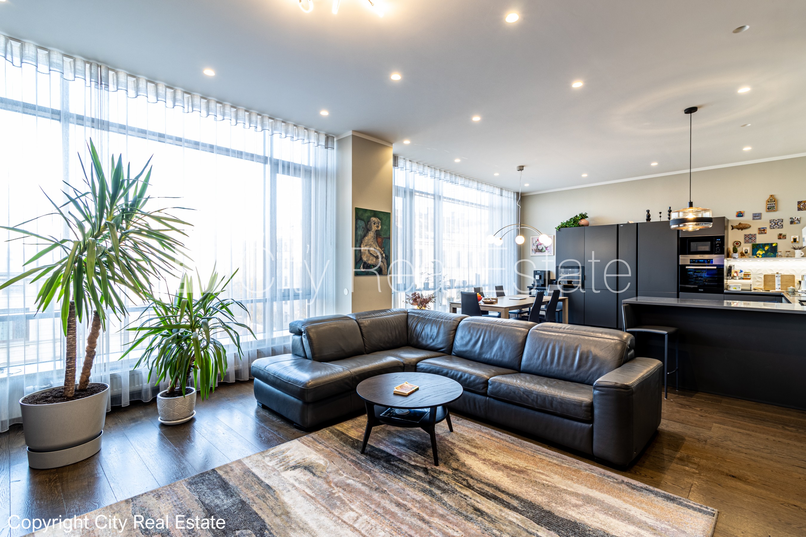 Sludinājumi. Labiekārtots apzaļumots pagalms, slēgts pagalms, teritorijas iebrauktuves vārti aprīkoti ar Cena: 4000 EUR/mēn Foto #1