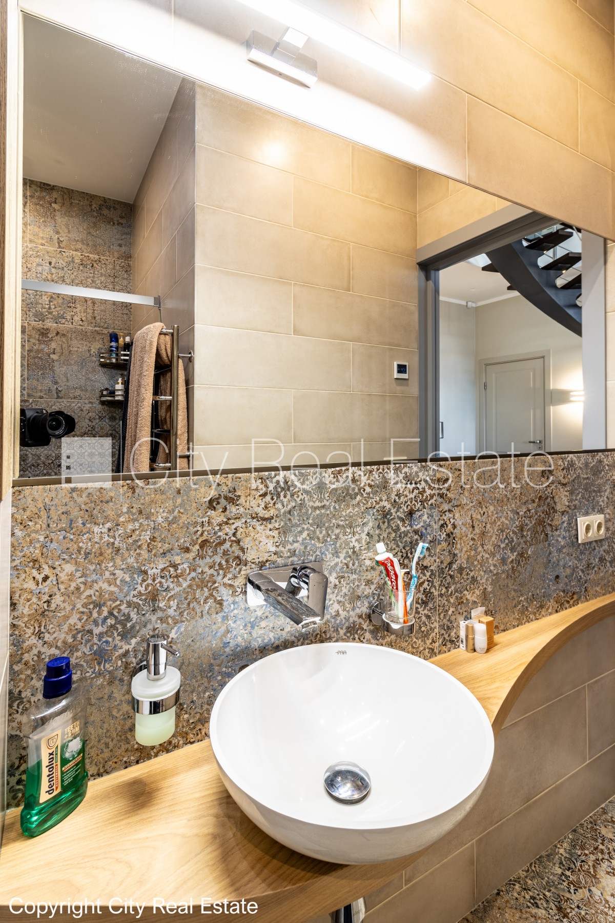 Sludinājumi. Labiekārtots apzaļumots pagalms, slēgts pagalms, teritorijas iebrauktuves vārti aprīkoti ar Cena: 4000 EUR/mēn Foto #18