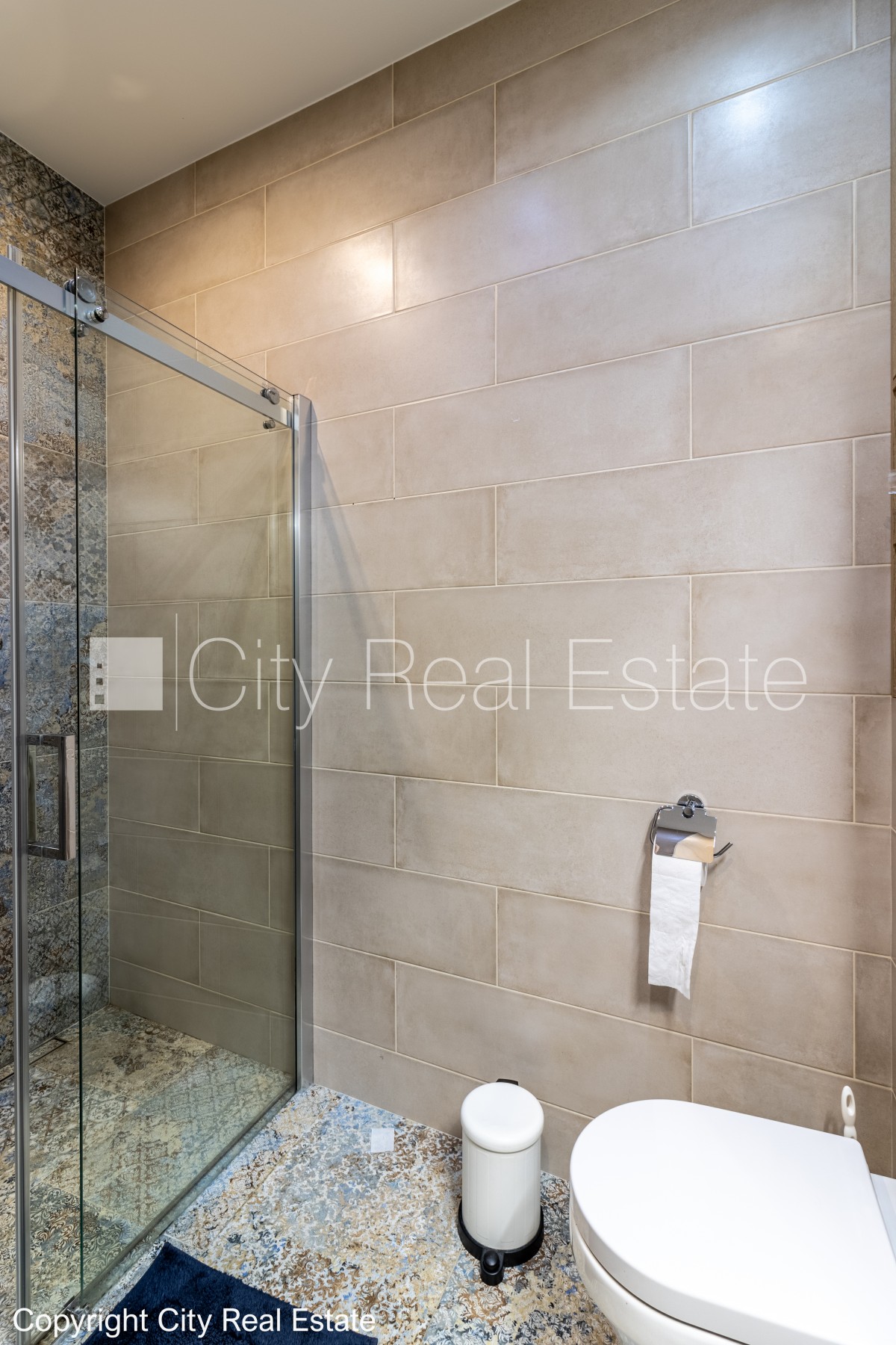 Sludinājumi. Labiekārtots apzaļumots pagalms, slēgts pagalms, teritorijas iebrauktuves vārti aprīkoti ar Cena: 4000 EUR/mēn Foto #17