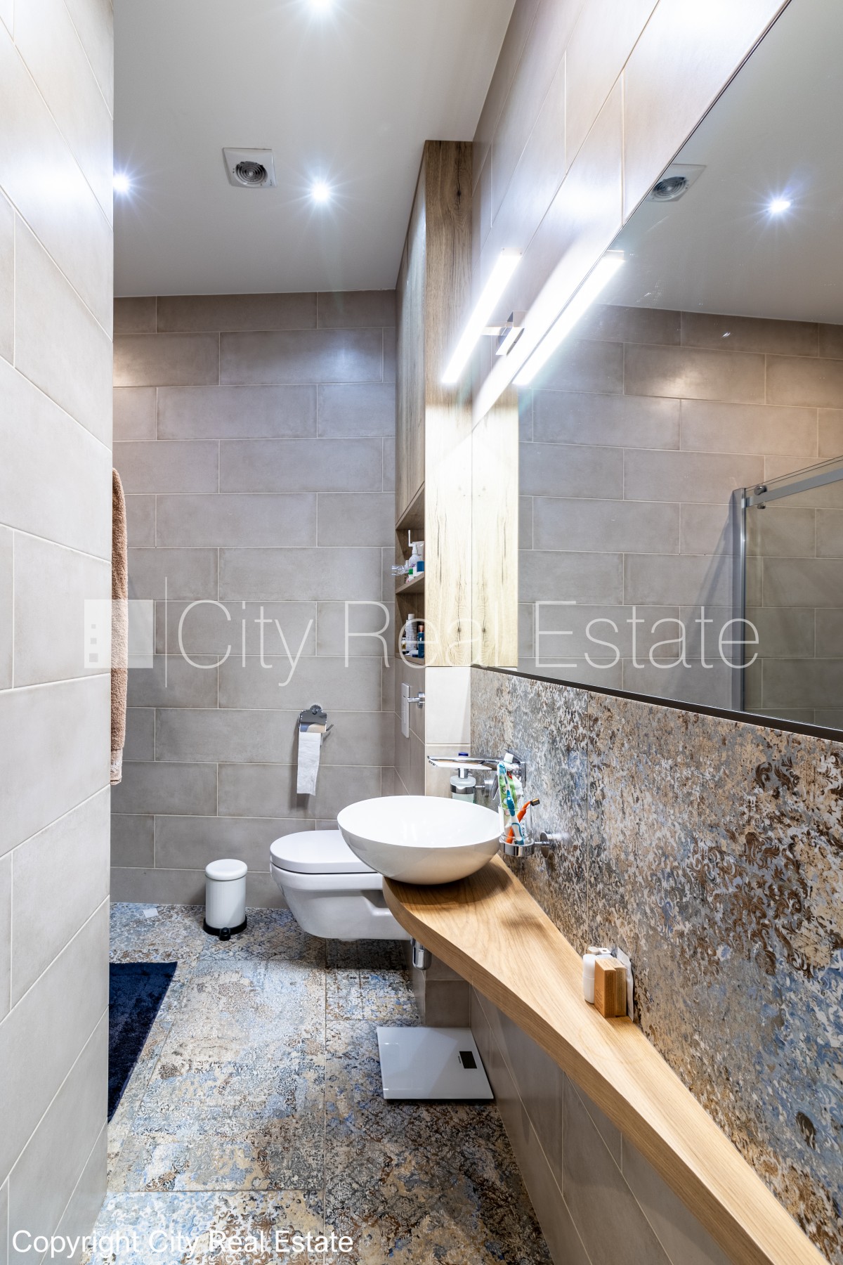 Sludinājumi. Labiekārtots apzaļumots pagalms, slēgts pagalms, teritorijas iebrauktuves vārti aprīkoti ar Cena: 4000 EUR/mēn Foto #16