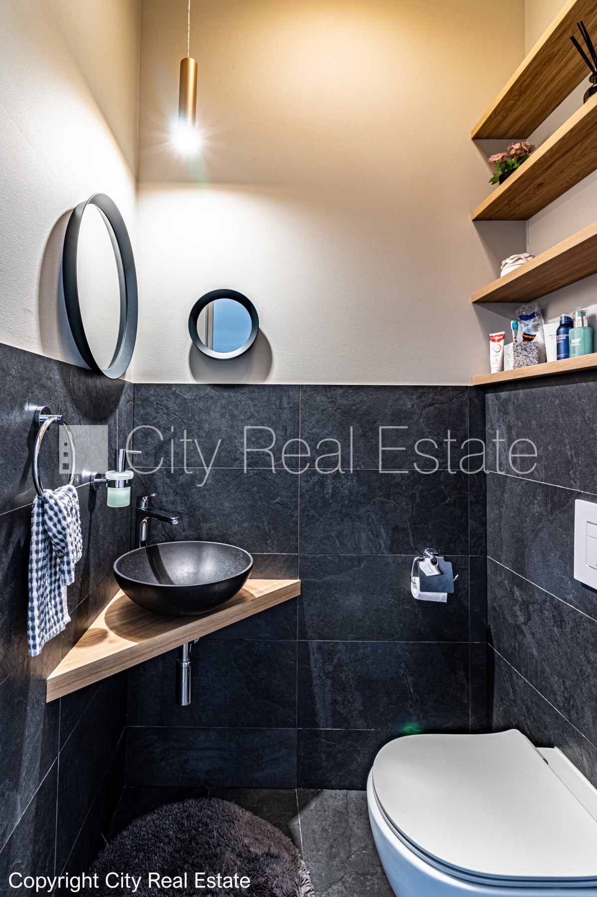 Sludinājumi. Labiekārtots apzaļumots pagalms, slēgts pagalms, teritorijas iebrauktuves vārti aprīkoti ar Cena: 4000 EUR/mēn Foto #15