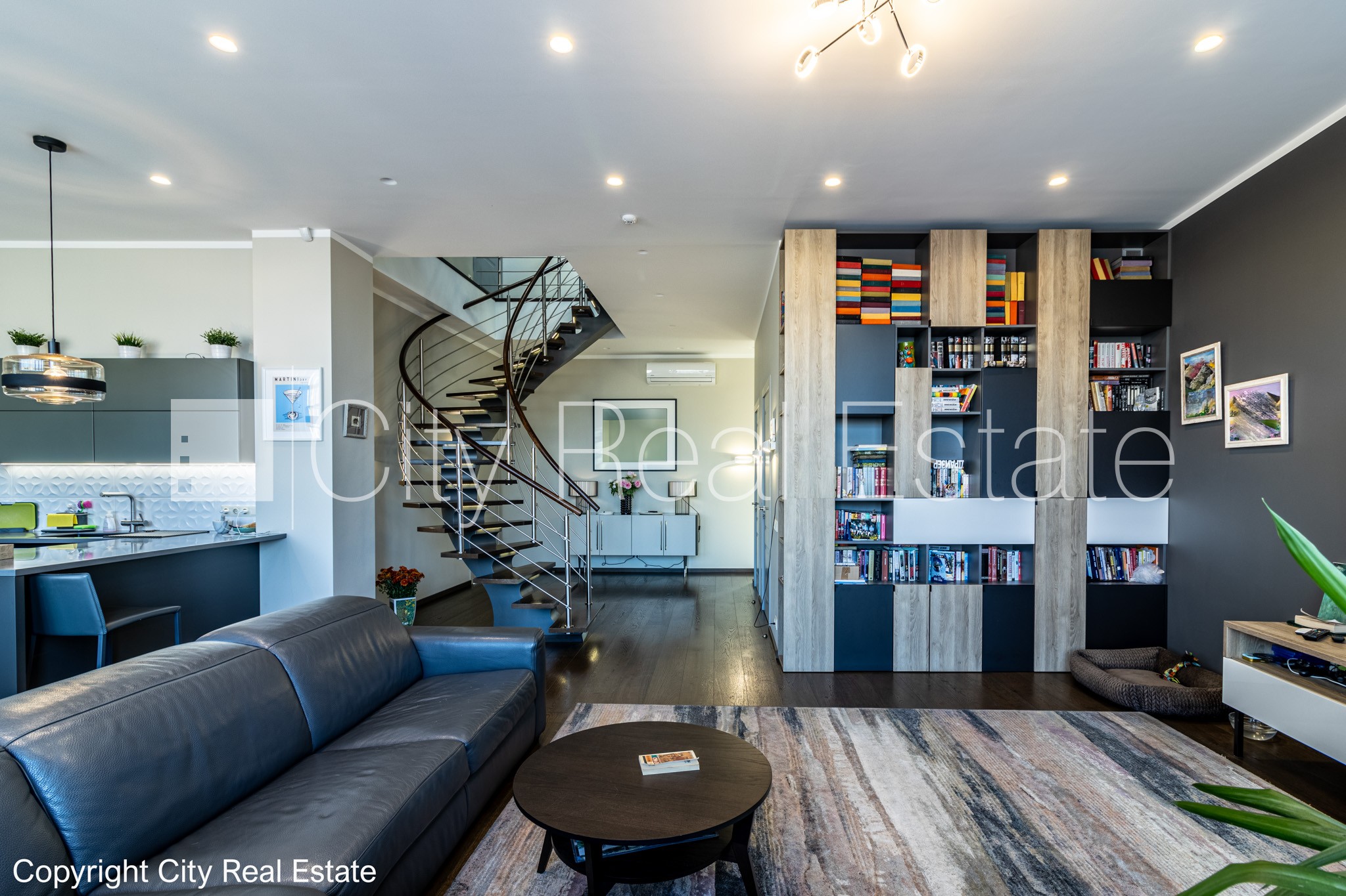 Sludinājumi. Labiekārtots apzaļumots pagalms, slēgts pagalms, teritorijas iebrauktuves vārti aprīkoti ar Cena: 4000 EUR/mēn Foto #13