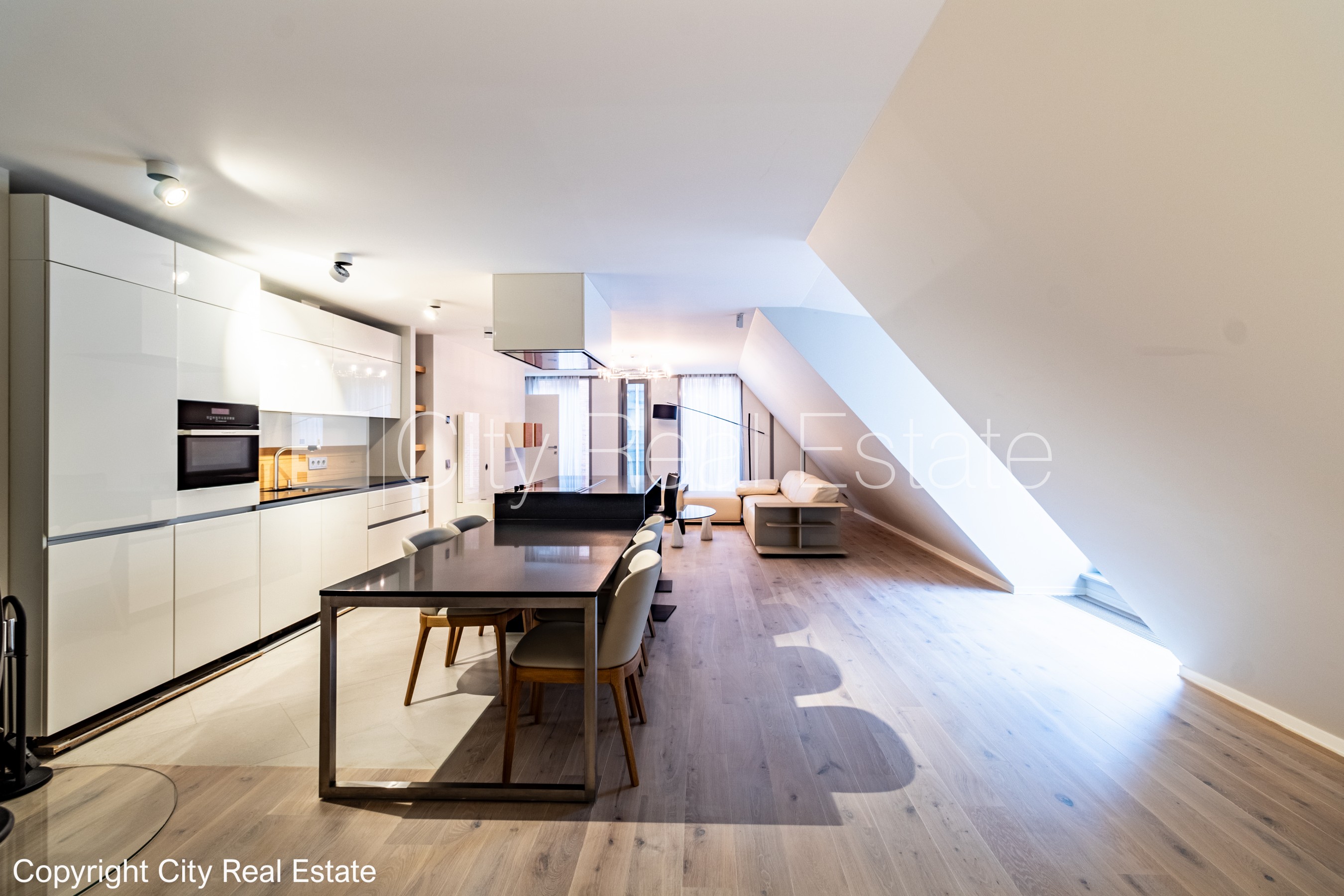 Sludinājumi. Fasādes māja, restaurēta māja, nomainītas inženierkomunikācijas, mainīts Jumta segums, dzelzsbetona Cena: 910000 EUR Foto #2