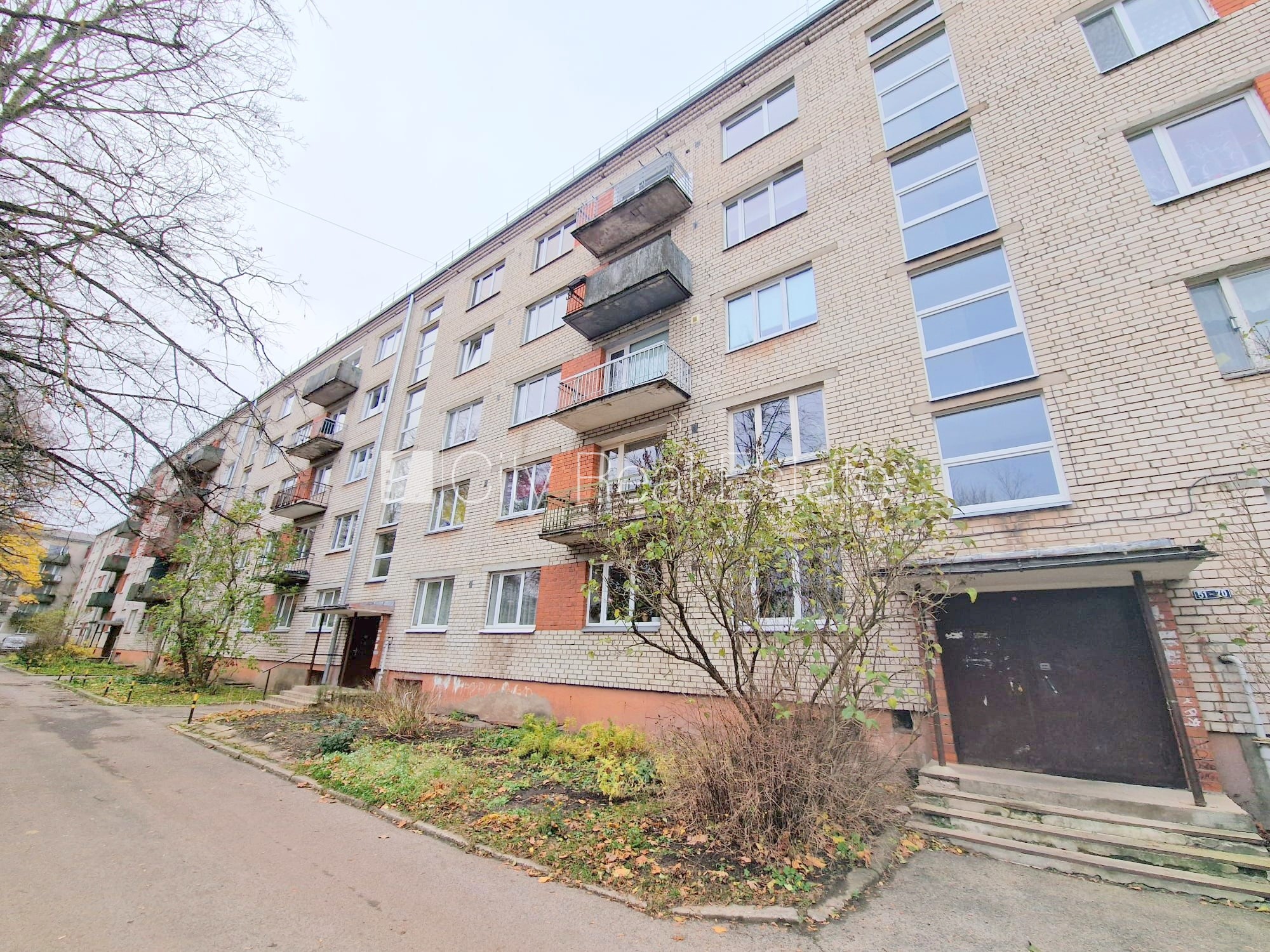 Sludinājumi. Pagalma ēka, ieeja no pagalma, kāpņu telpa pēc kosmētiskā remonta, logi vērsti mājas abās pusēs, Cena: 37800 EUR Foto #20
