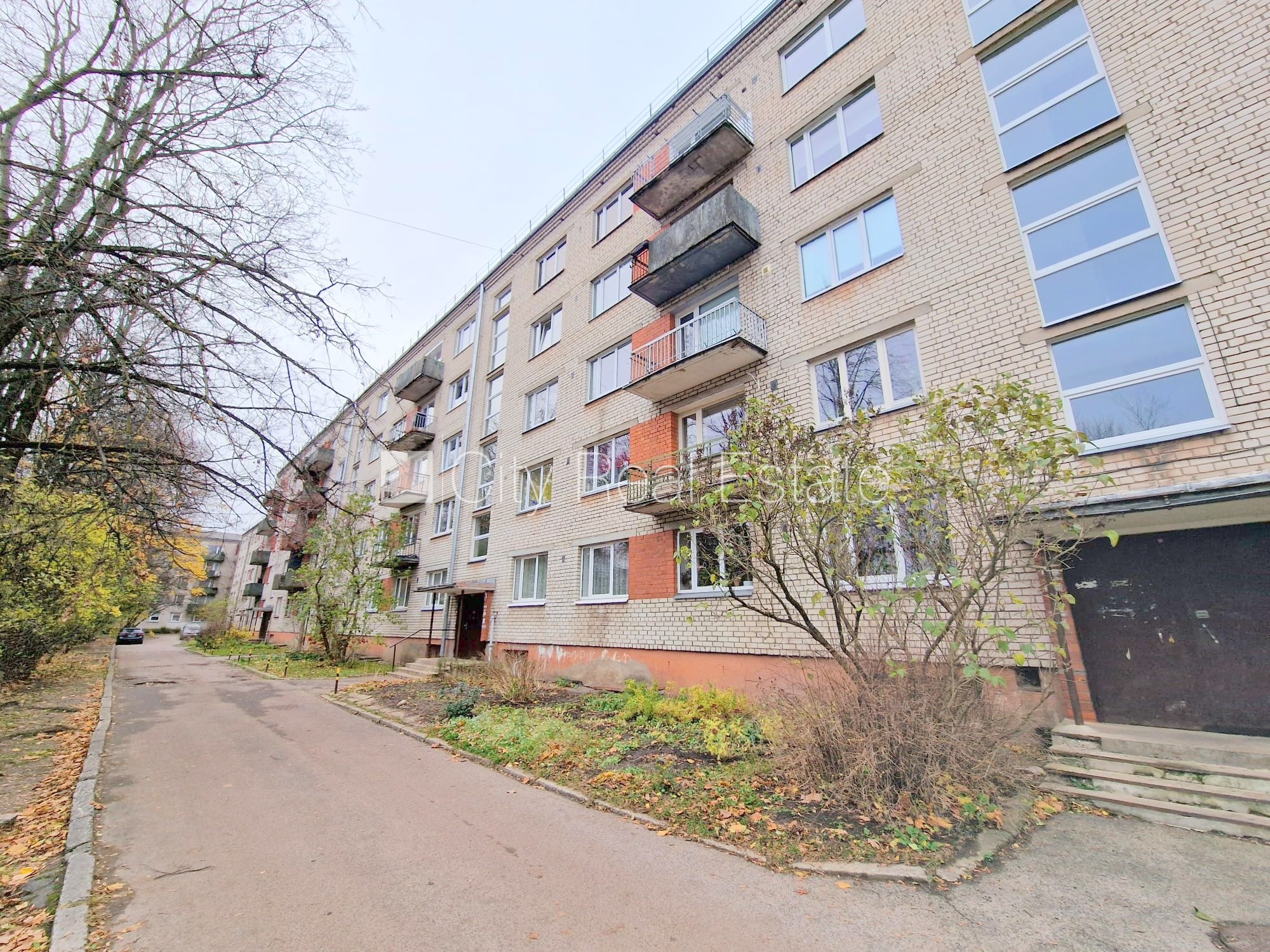 Sludinājumi. Pagalma ēka, ieeja no pagalma, kāpņu telpa pēc kosmētiskā remonta, logi vērsti mājas abās pusēs, Cena: 37800 EUR Foto #22