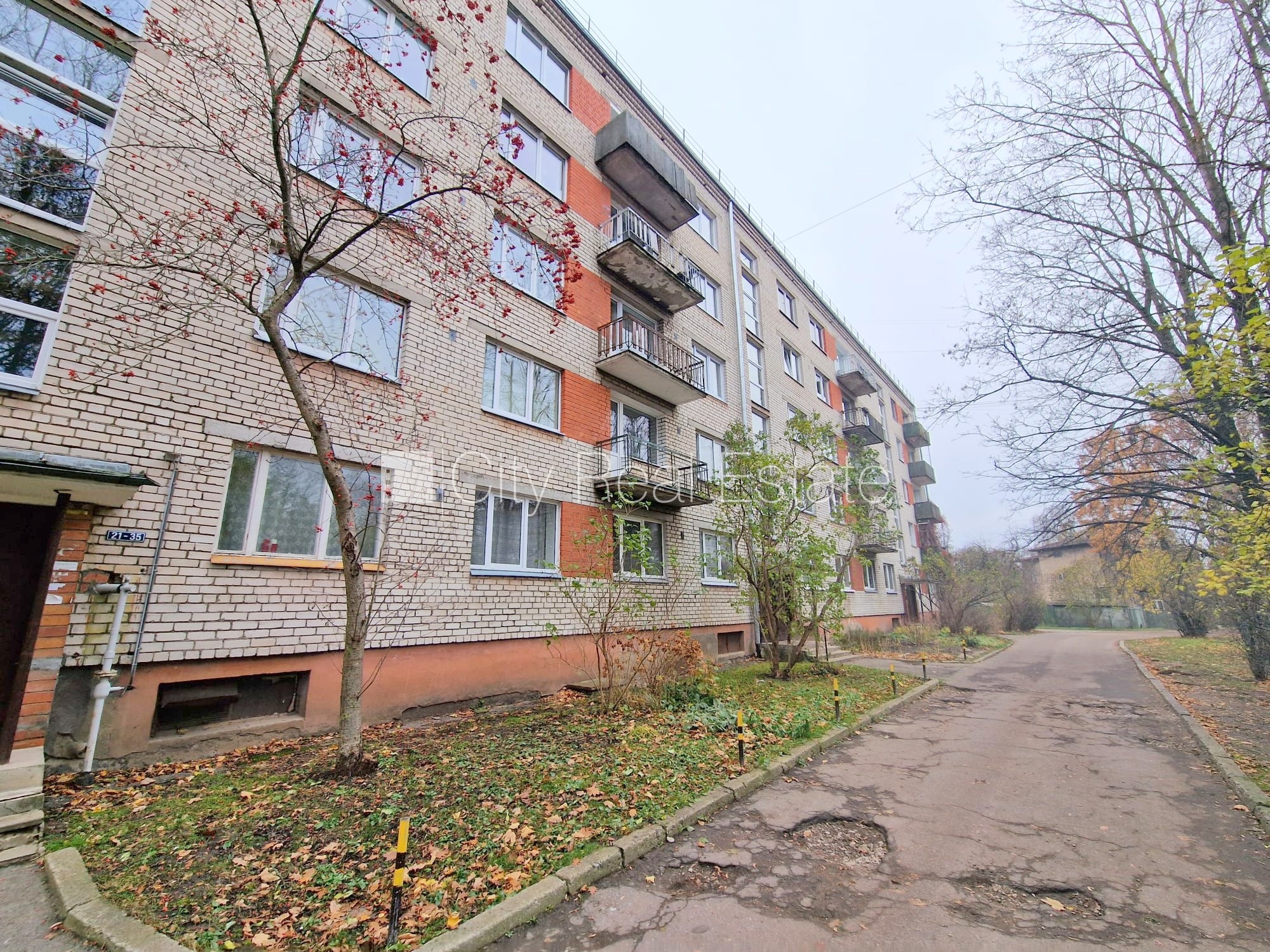 Sludinājumi. Pagalma ēka, ieeja no pagalma, kāpņu telpa pēc kosmētiskā remonta, logi vērsti mājas abās pusēs, Cena: 37800 EUR Foto #24