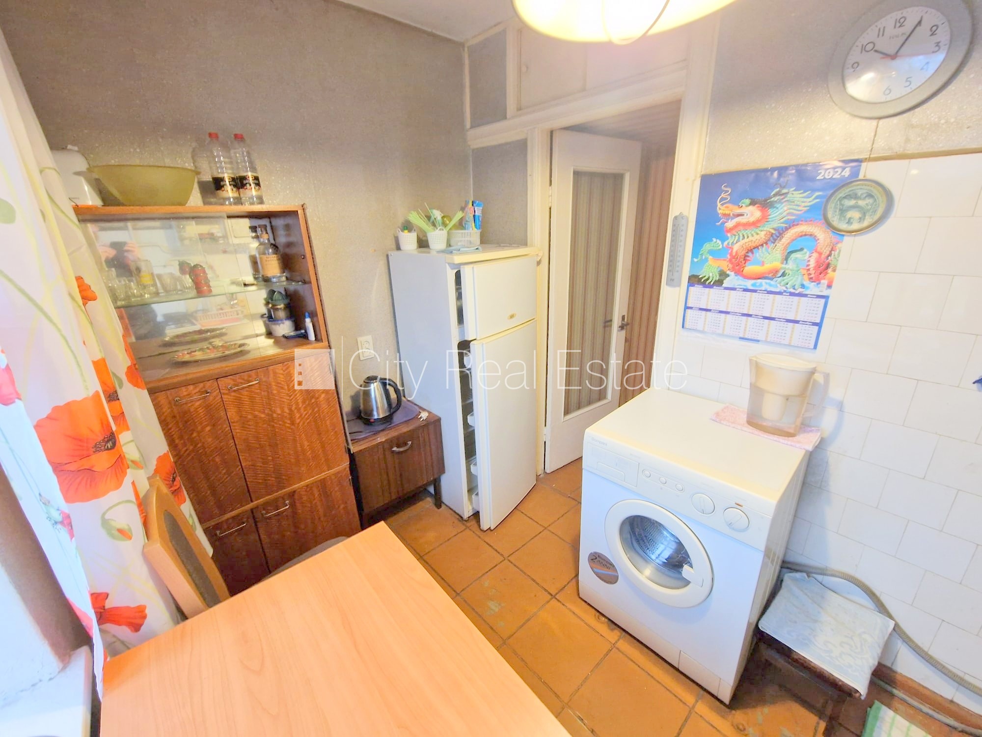 Sludinājumi. Pagalma ēka, ieeja no pagalma, kāpņu telpa pēc kosmētiskā remonta, logi vērsti mājas abās pusēs, Cena: 37800 EUR Foto #14
