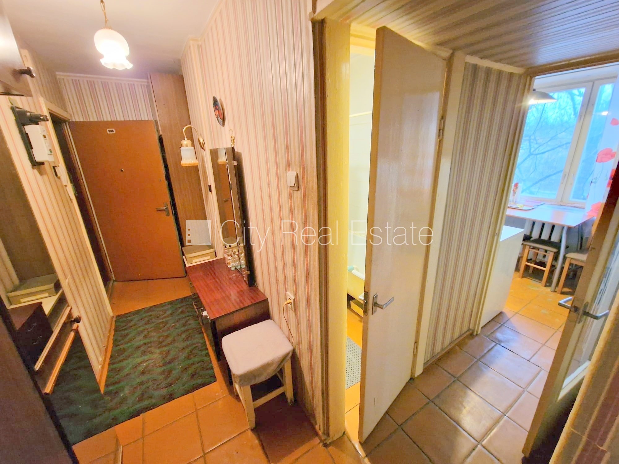 Sludinājumi. Pagalma ēka, ieeja no pagalma, kāpņu telpa pēc kosmētiskā remonta, logi vērsti mājas abās pusēs, Cena: 37800 EUR Foto #10