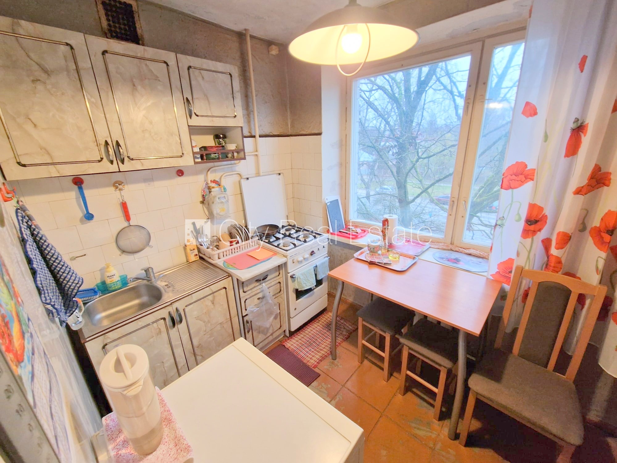 Sludinājumi. Pagalma ēka, ieeja no pagalma, kāpņu telpa pēc kosmētiskā remonta, logi vērsti mājas abās pusēs, Cena: 37800 EUR Foto #11
