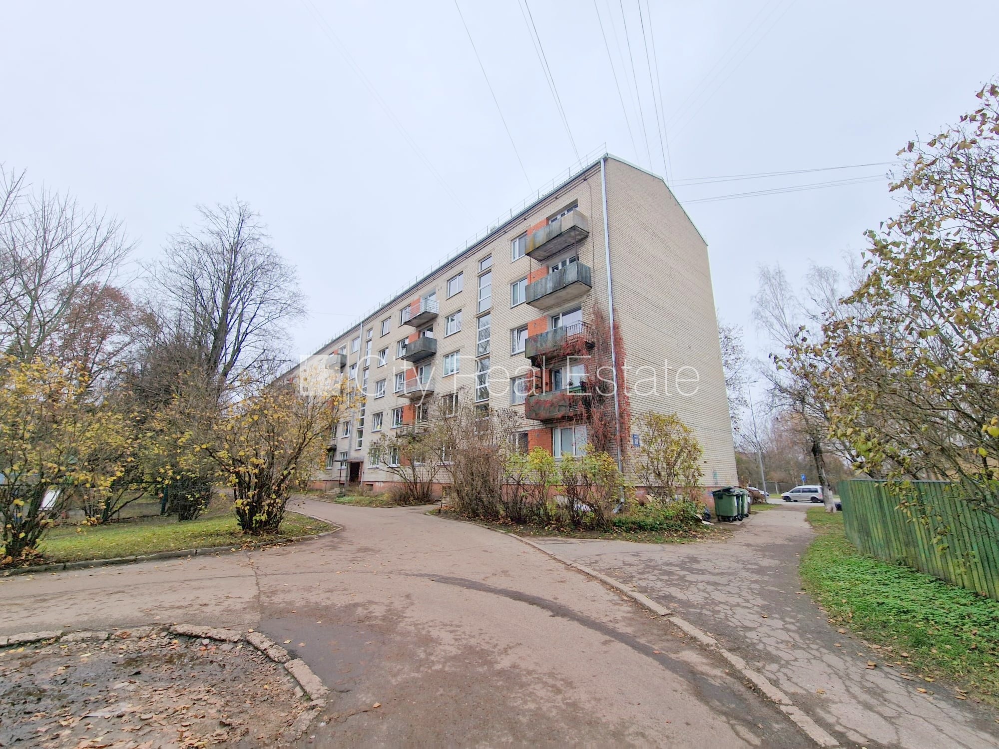 Sludinājumi. Pagalma ēka, ieeja no pagalma, kāpņu telpa pēc kosmētiskā remonta, logi vērsti mājas abās pusēs, Cena: 37800 EUR Foto #25