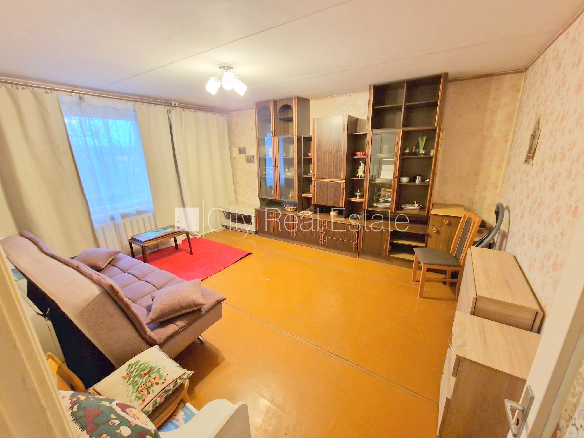Sludinājumi. Pagalma ēka, ieeja no pagalma, kāpņu telpa pēc kosmētiskā remonta, logi vērsti mājas abās pusēs, Cena: 37800 EUR Foto #1