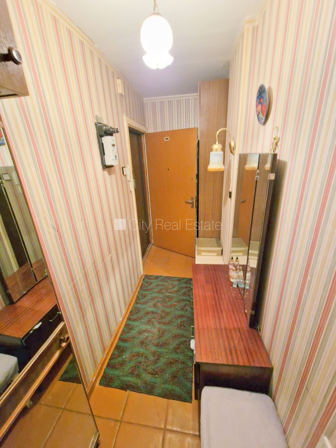 Sludinājumi. Pagalma ēka, ieeja no pagalma, kāpņu telpa pēc kosmētiskā remonta, logi vērsti mājas abās pusēs, Cena: 37800 EUR Foto #17