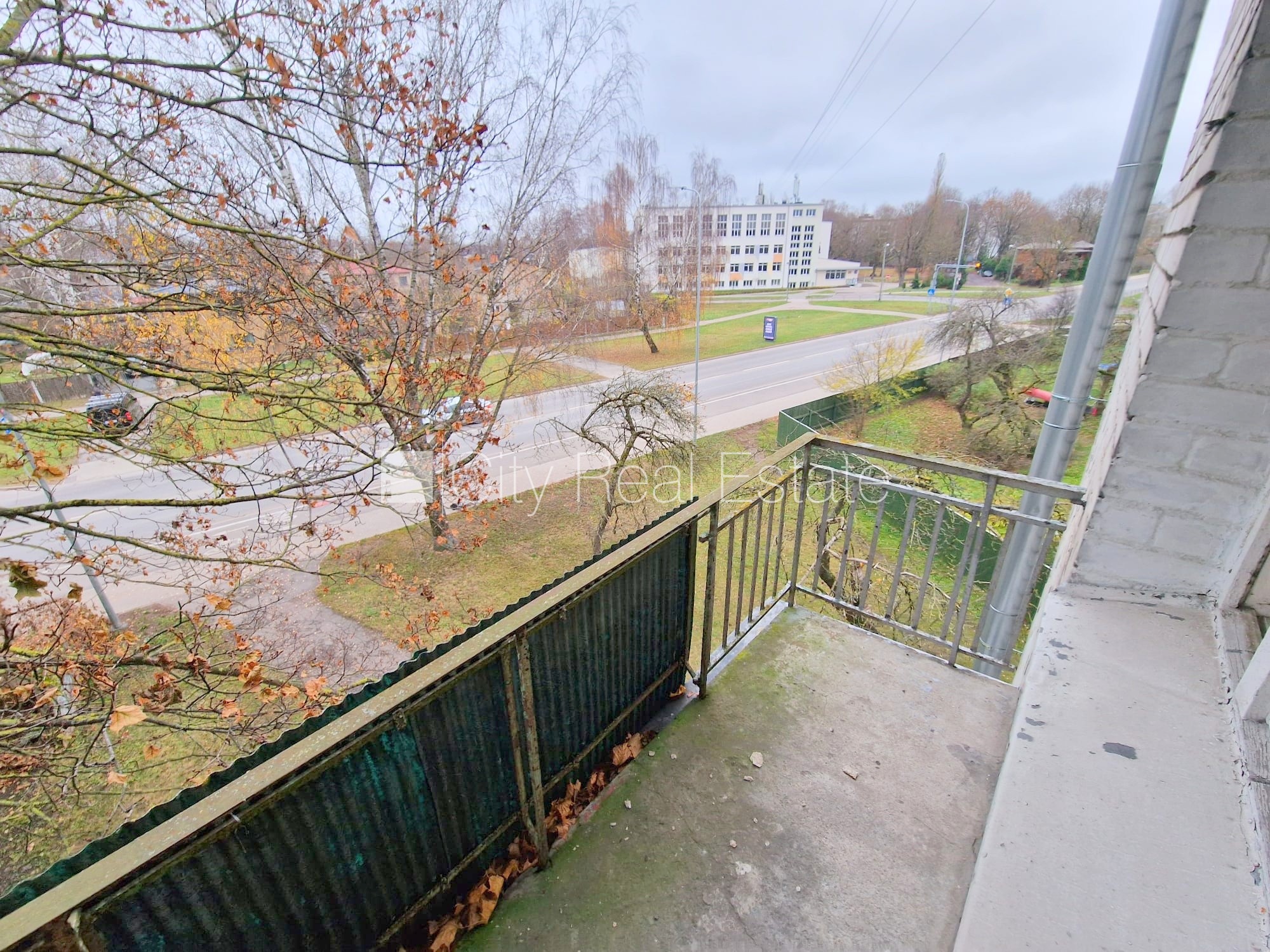 Sludinājumi. Pagalma ēka, ieeja no pagalma, kāpņu telpa pēc kosmētiskā remonta, logi vērsti mājas abās pusēs, Cena: 37800 EUR Foto #7