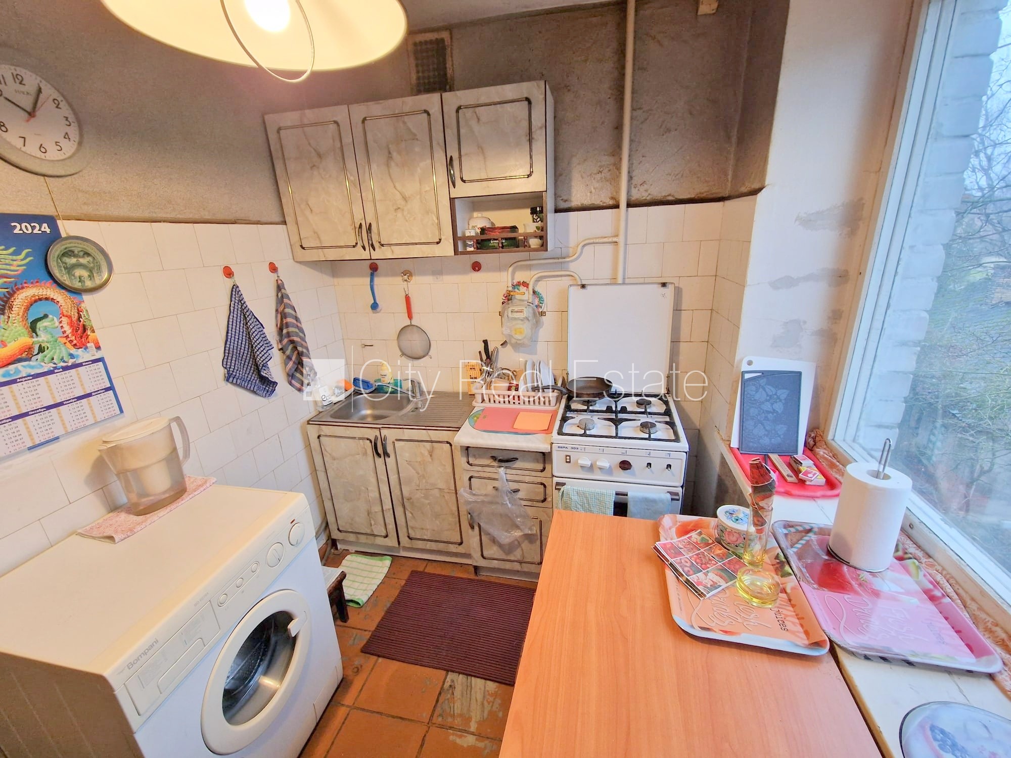Sludinājumi. Pagalma ēka, ieeja no pagalma, kāpņu telpa pēc kosmētiskā remonta, logi vērsti mājas abās pusēs, Cena: 37800 EUR Foto #13