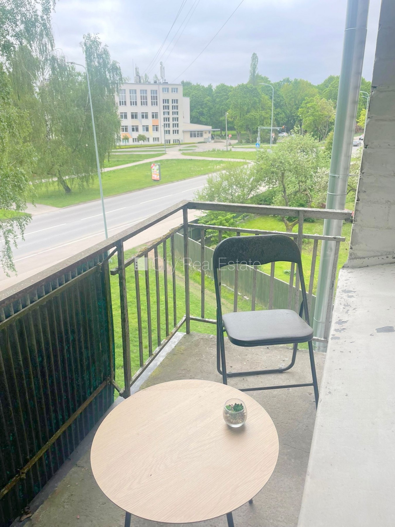 Sludinājumi. Pagalma ēka, ieeja no pagalma, kāpņu telpa pēc kosmētiskā remonta, logi vērsti mājas abās pusēs, Cena: 37800 EUR Foto #9