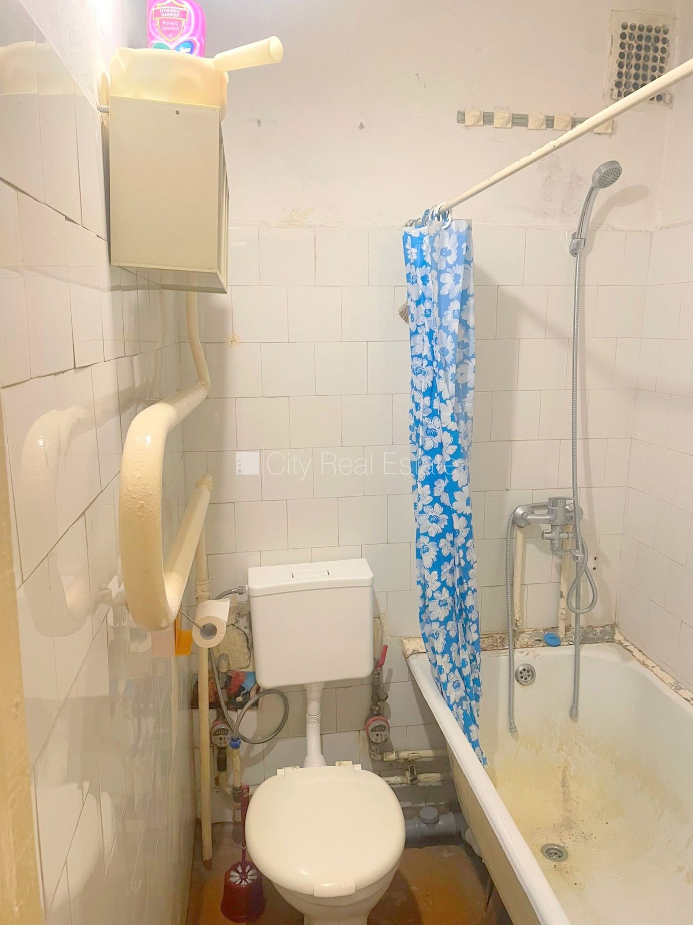 Sludinājumi. Pagalma ēka, ieeja no pagalma, kāpņu telpa pēc kosmētiskā remonta, logi vērsti mājas abās pusēs, Cena: 37800 EUR Foto #19