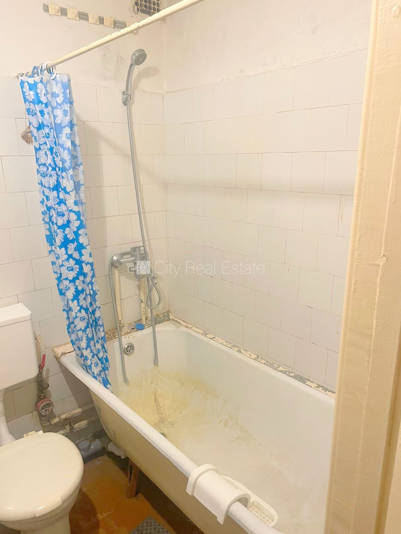 Sludinājumi. Pagalma ēka, ieeja no pagalma, kāpņu telpa pēc kosmētiskā remonta, logi vērsti mājas abās pusēs, Cena: 37800 EUR Foto #21