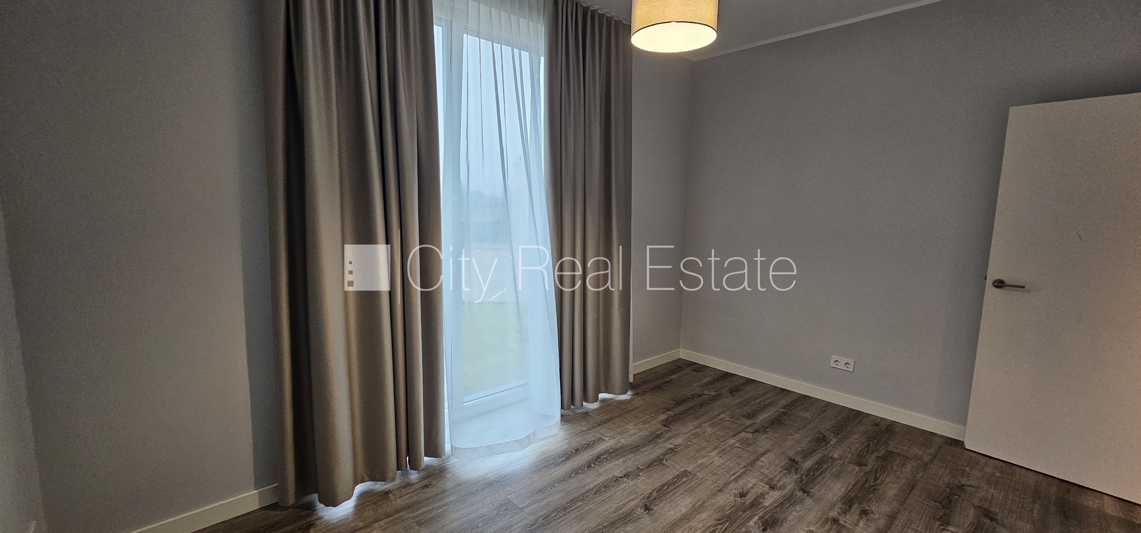 Sludinājumi. Jaunceltne, labiekārtota apzaļumota teritorija, bruģēts piebraucamais ceļš, teritorijas Cena: 800 EUR/mēn Foto #10