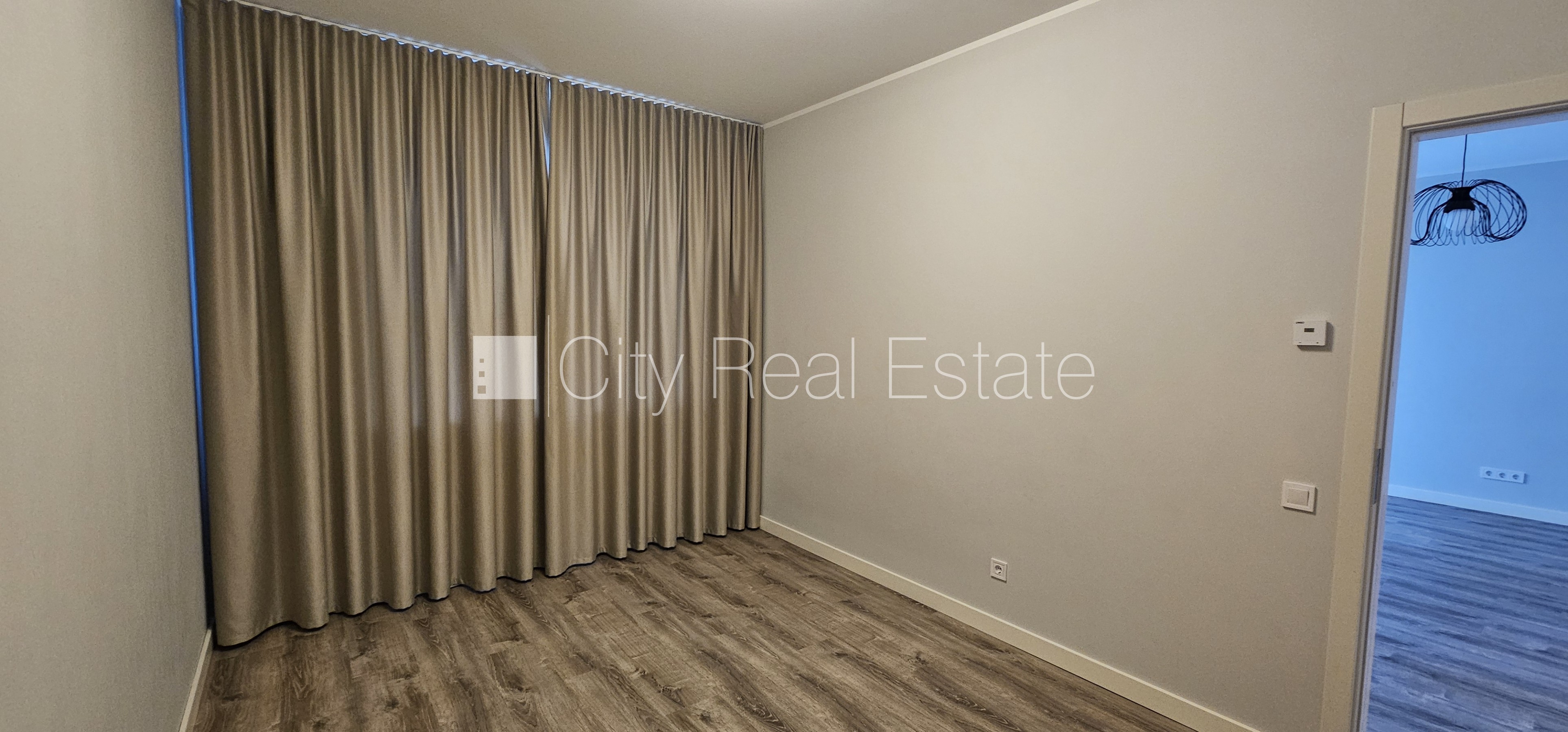 Sludinājumi. Jaunceltne, labiekārtota apzaļumota teritorija, bruģēts piebraucamais ceļš, teritorijas Cena: 800 EUR/mēn Foto #11