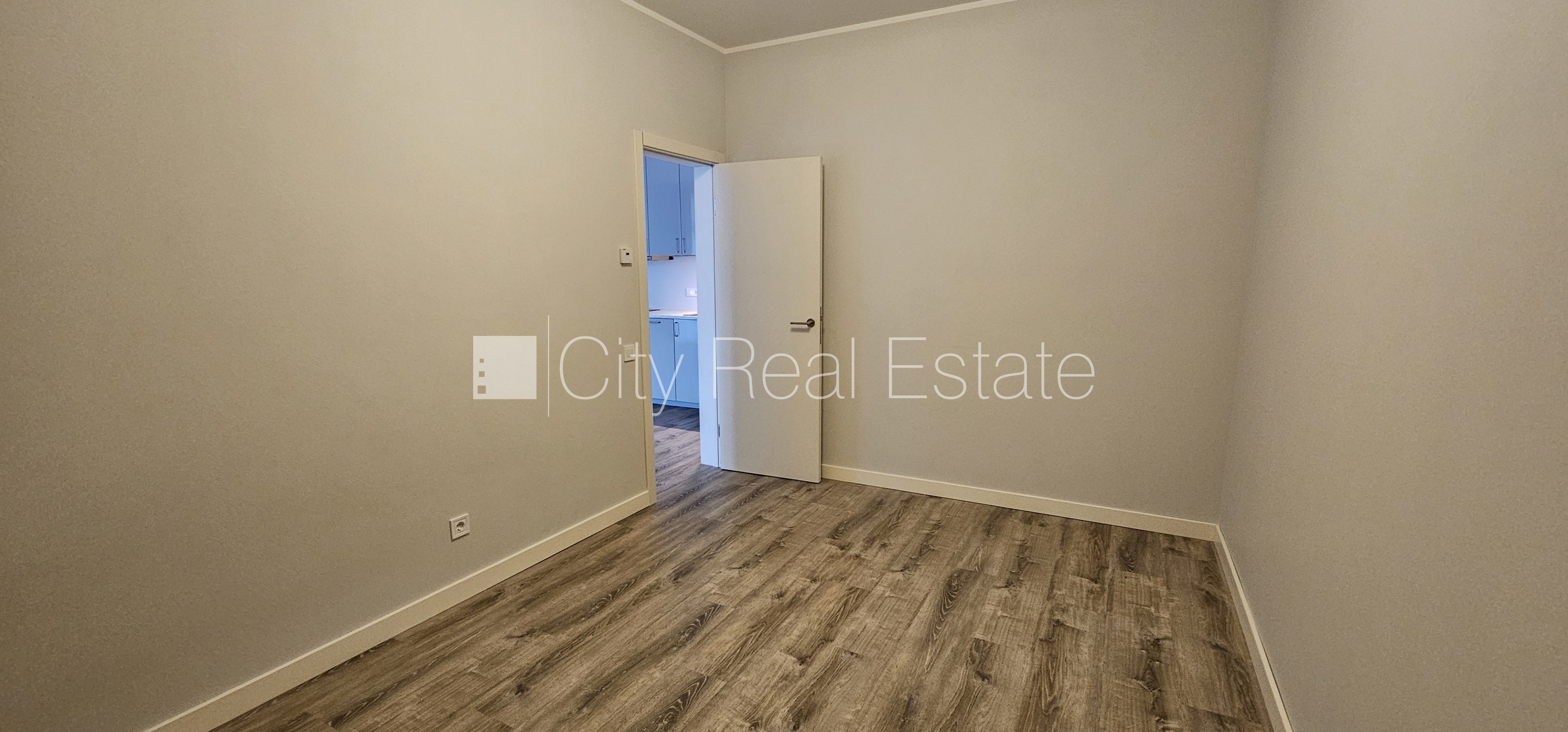 Sludinājumi. Jaunceltne, labiekārtota apzaļumota teritorija, bruģēts piebraucamais ceļš, teritorijas Cena: 800 EUR/mēn Foto #12