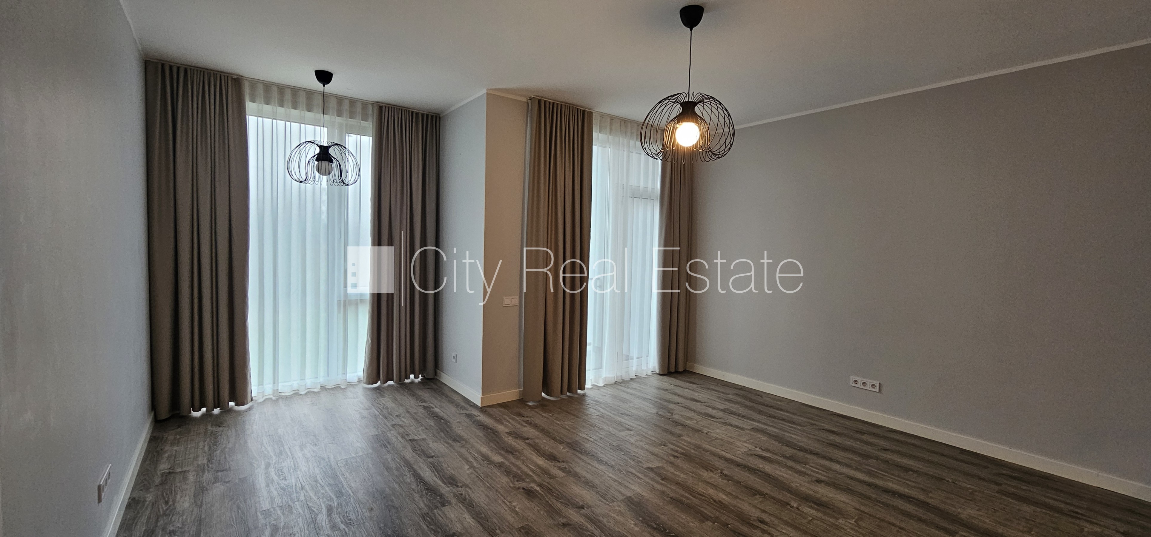 Sludinājumi. Jaunceltne, labiekārtota apzaļumota teritorija, bruģēts piebraucamais ceļš, teritorijas Cena: 800 EUR/mēn Foto #1