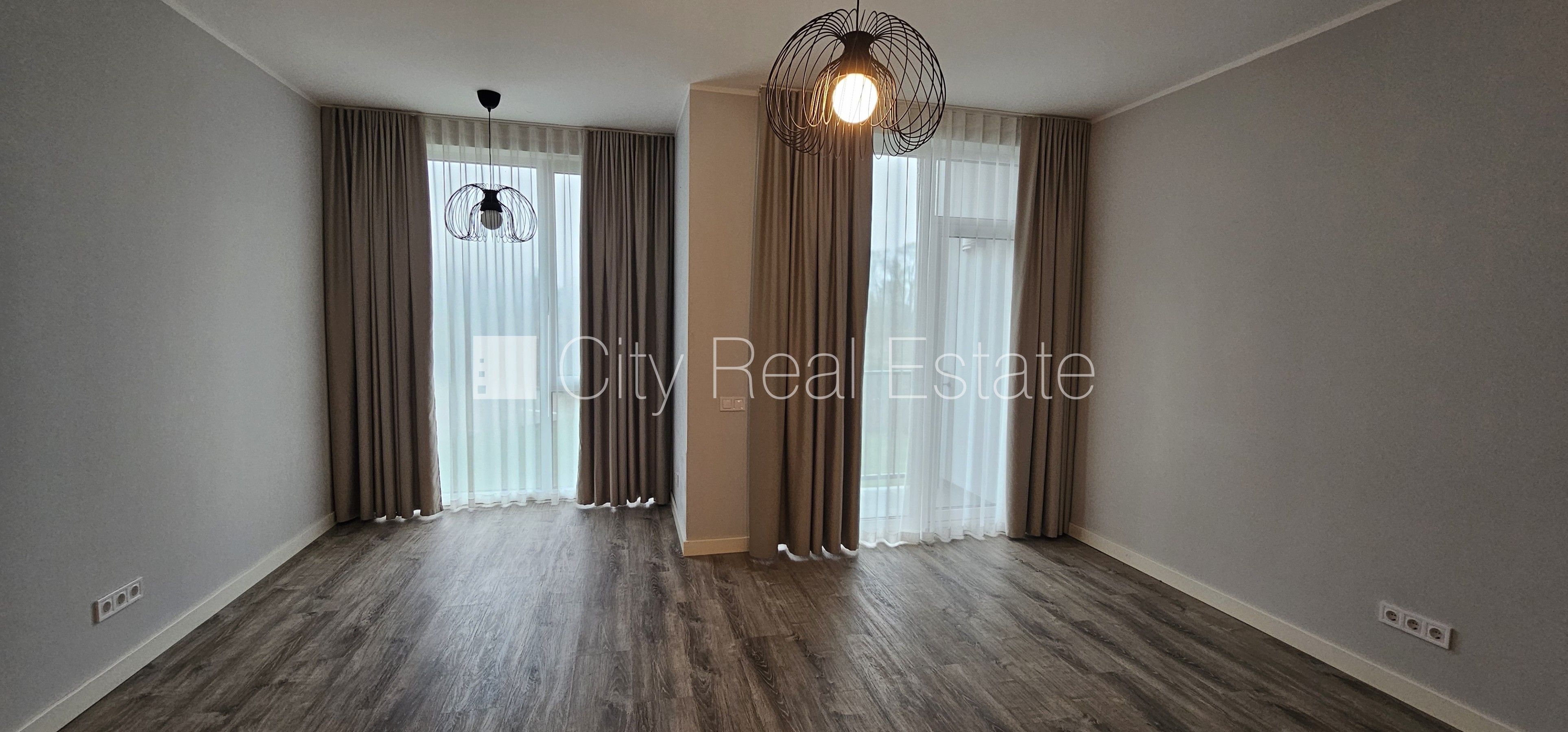 Sludinājumi. Jaunceltne, labiekārtota apzaļumota teritorija, bruģēts piebraucamais ceļš, teritorijas Cena: 800 EUR/mēn Foto #2