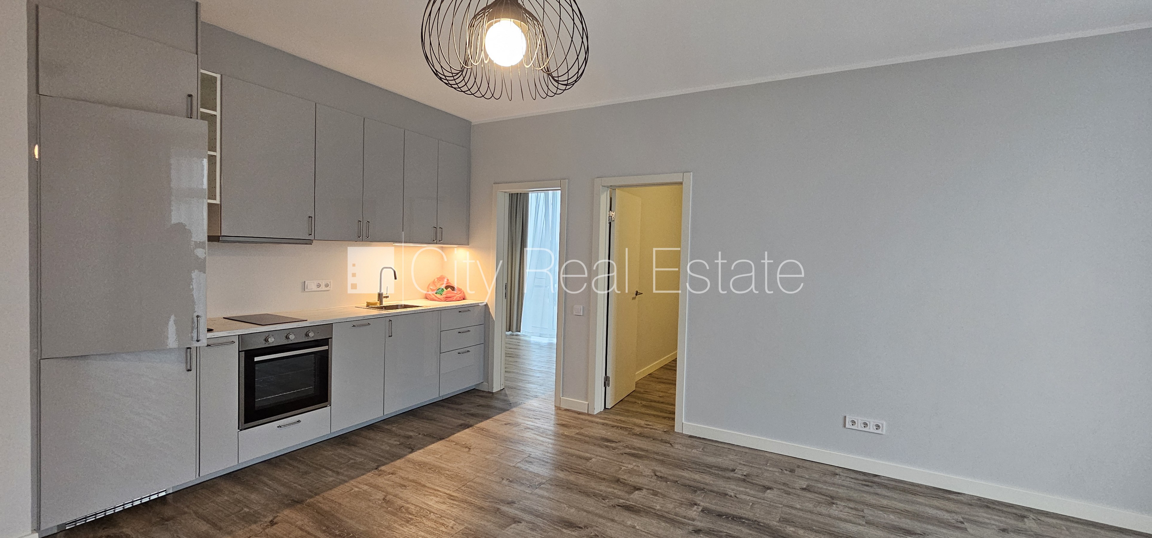 Sludinājumi. Jaunceltne, labiekārtota apzaļumota teritorija, bruģēts piebraucamais ceļš, teritorijas Cena: 800 EUR/mēn Foto #7