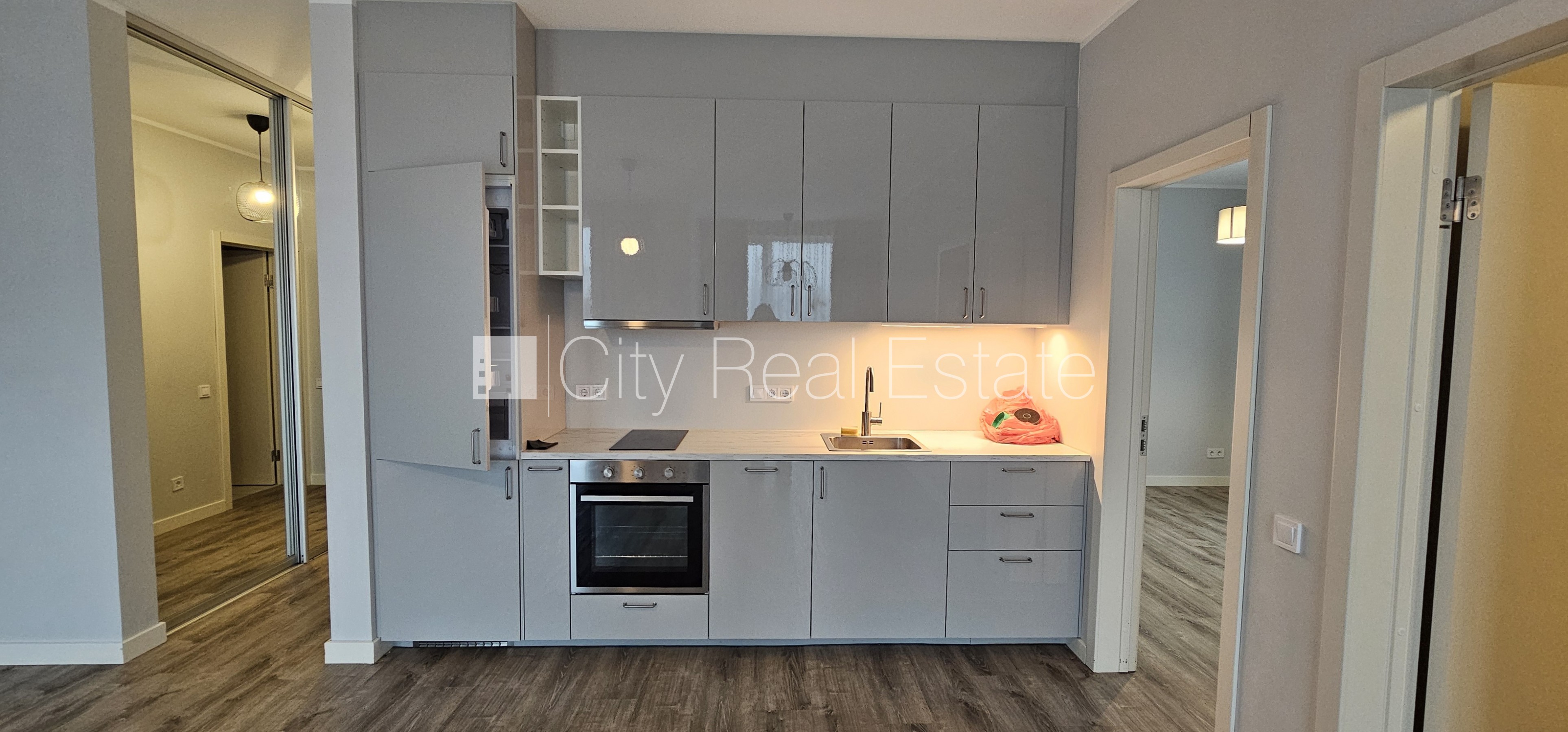 Sludinājumi. Jaunceltne, labiekārtota apzaļumota teritorija, bruģēts piebraucamais ceļš, teritorijas Cena: 800 EUR/mēn Foto #6