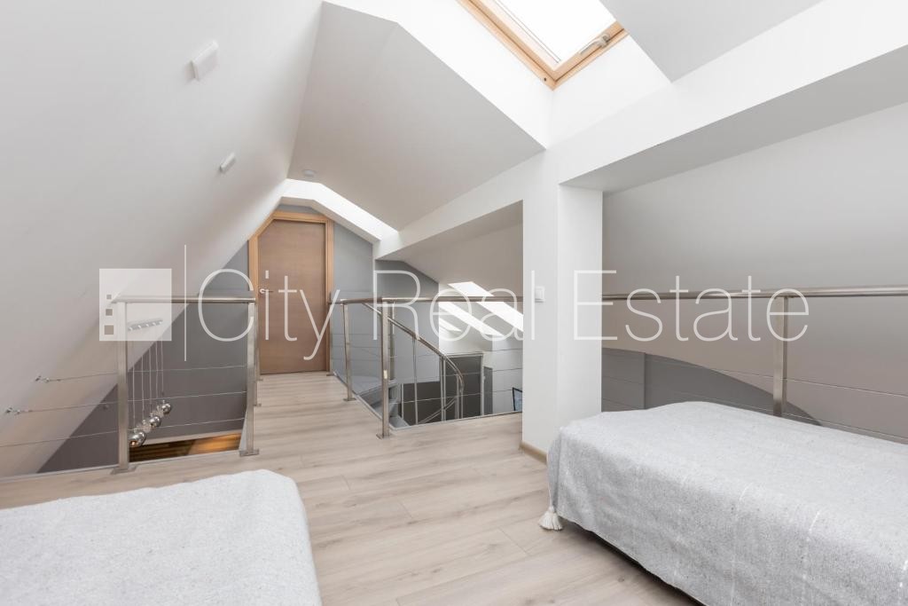 Sludinājumi. Fasādes māja, ieeja no ielas, kāpņu telpa pēc kapitālā remonta, terase, logi vērsti mājas abās Cena: 1800 EUR/mēn Foto #19