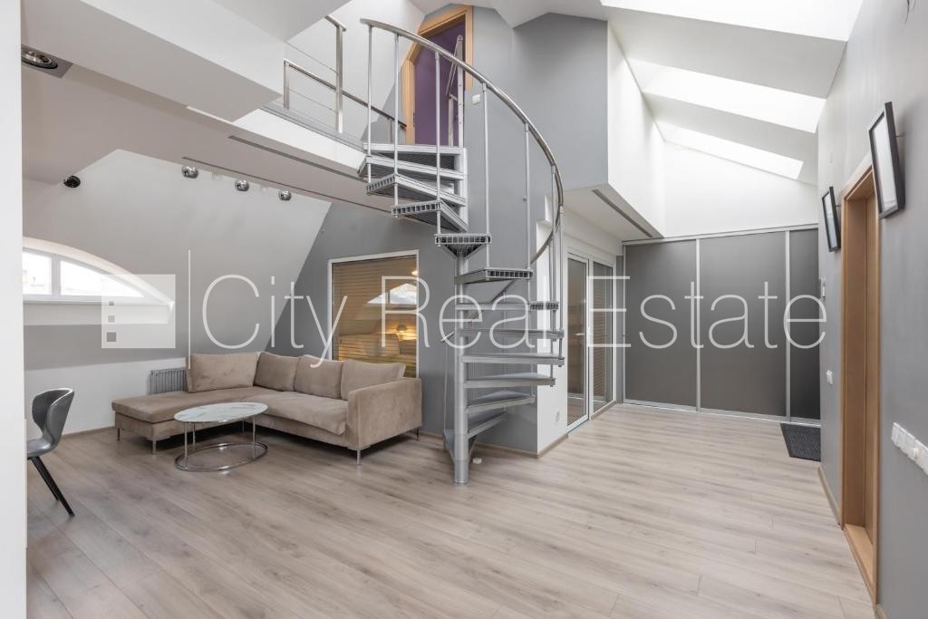 Sludinājumi. Fasādes māja, ieeja no ielas, kāpņu telpa pēc kapitālā remonta, terase, logi vērsti mājas abās Cena: 1800 EUR/mēn Foto #1