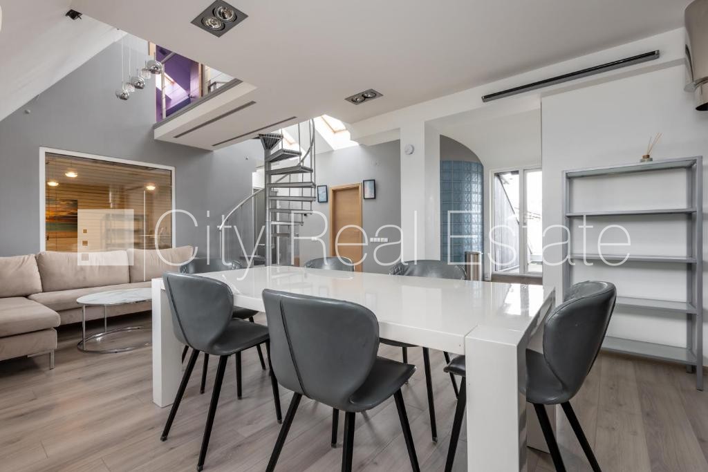 Sludinājumi. Fasādes māja, ieeja no ielas, kāpņu telpa pēc kapitālā remonta, terase, logi vērsti mājas abās Cena: 1800 EUR/mēn Foto #6