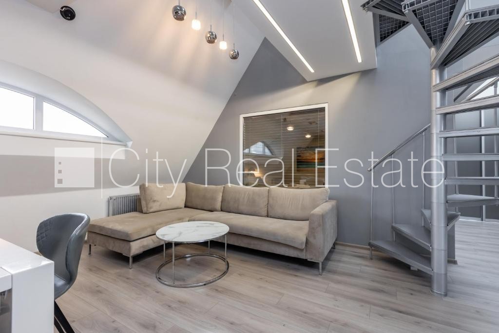 Sludinājumi. Fasādes māja, ieeja no ielas, kāpņu telpa pēc kapitālā remonta, terase, logi vērsti mājas abās Cena: 1800 EUR/mēn Foto #7