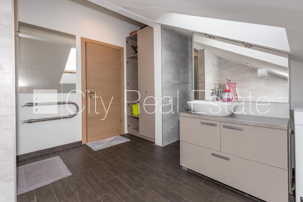 Sludinājumi. Fasādes māja, ieeja no ielas, kāpņu telpa pēc kapitālā remonta, terase, logi vērsti mājas abās Cena: 1800 EUR/mēn Foto #24