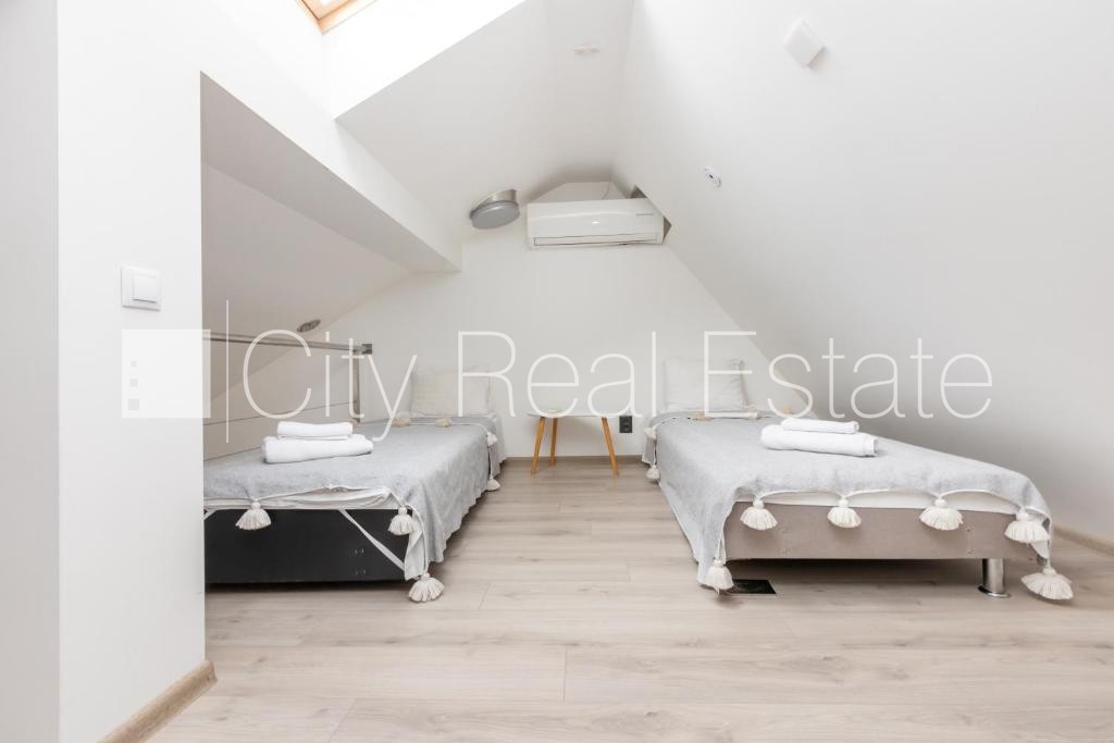 Sludinājumi. Fasādes māja, ieeja no ielas, kāpņu telpa pēc kapitālā remonta, terase, logi vērsti mājas abās Cena: 1800 EUR/mēn Foto #20