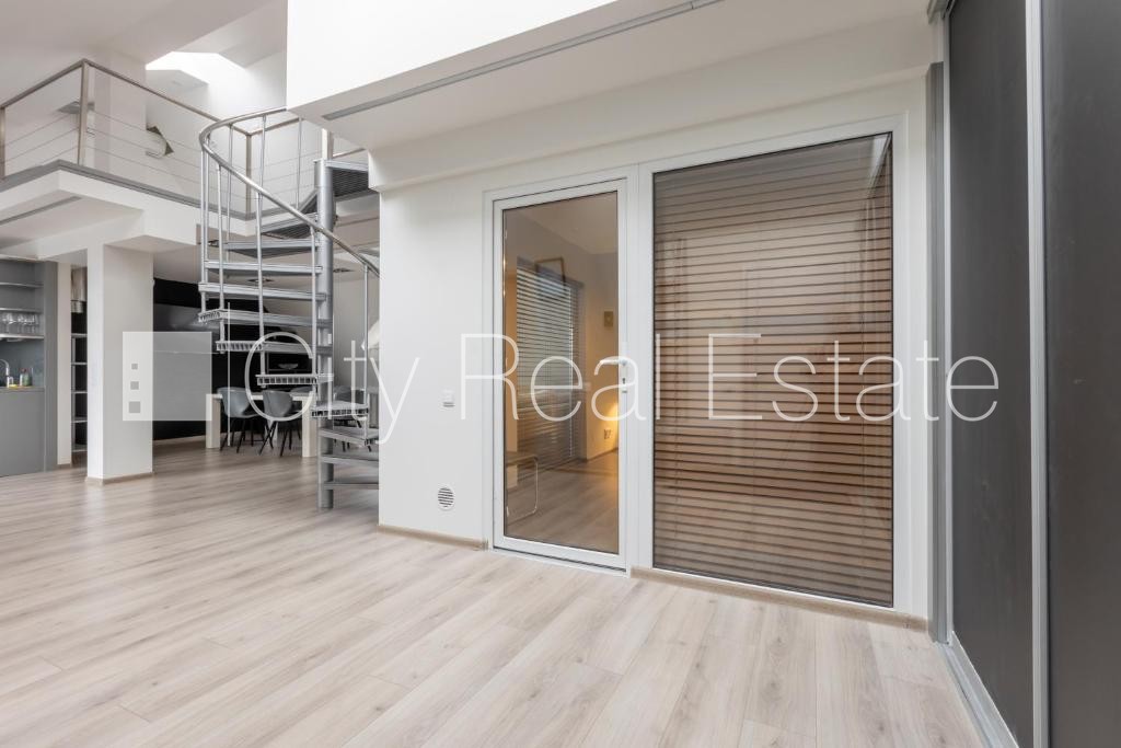 Sludinājumi. Fasādes māja, ieeja no ielas, kāpņu telpa pēc kapitālā remonta, terase, logi vērsti mājas abās Cena: 1800 EUR/mēn Foto #13