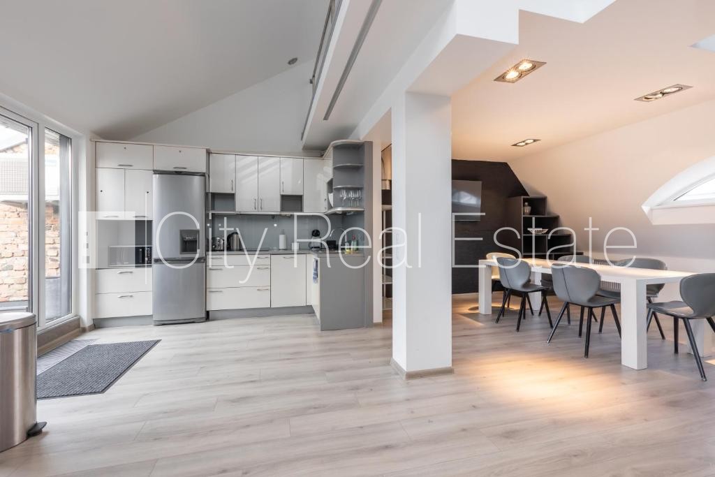 Sludinājumi. Fasādes māja, ieeja no ielas, kāpņu telpa pēc kapitālā remonta, terase, logi vērsti mājas abās Cena: 1800 EUR/mēn Foto #8