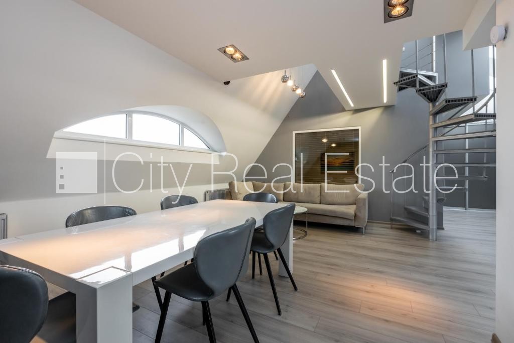 Sludinājumi. Fasādes māja, ieeja no ielas, kāpņu telpa pēc kapitālā remonta, terase, logi vērsti mājas abās Cena: 1800 EUR/mēn Foto #3