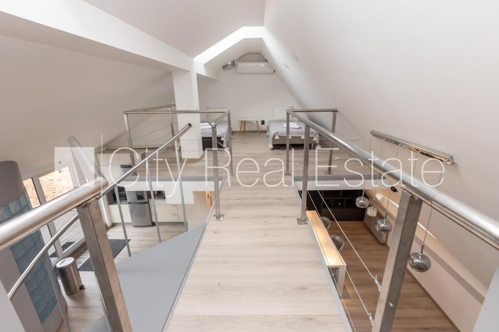 Sludinājumi. Fasādes māja, ieeja no ielas, kāpņu telpa pēc kapitālā remonta, terase, logi vērsti mājas abās Cena: 1800 EUR/mēn Foto #18