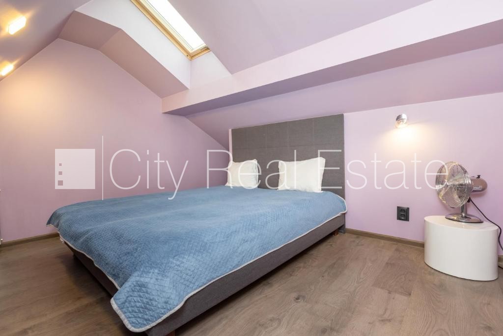 Sludinājumi. Fasādes māja, ieeja no ielas, kāpņu telpa pēc kapitālā remonta, terase, logi vērsti mājas abās Cena: 1800 EUR/mēn Foto #21