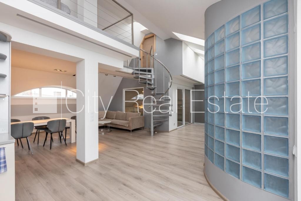 Sludinājumi. Fasādes māja, ieeja no ielas, kāpņu telpa pēc kapitālā remonta, terase, logi vērsti mājas abās Cena: 1800 EUR/mēn Foto #2