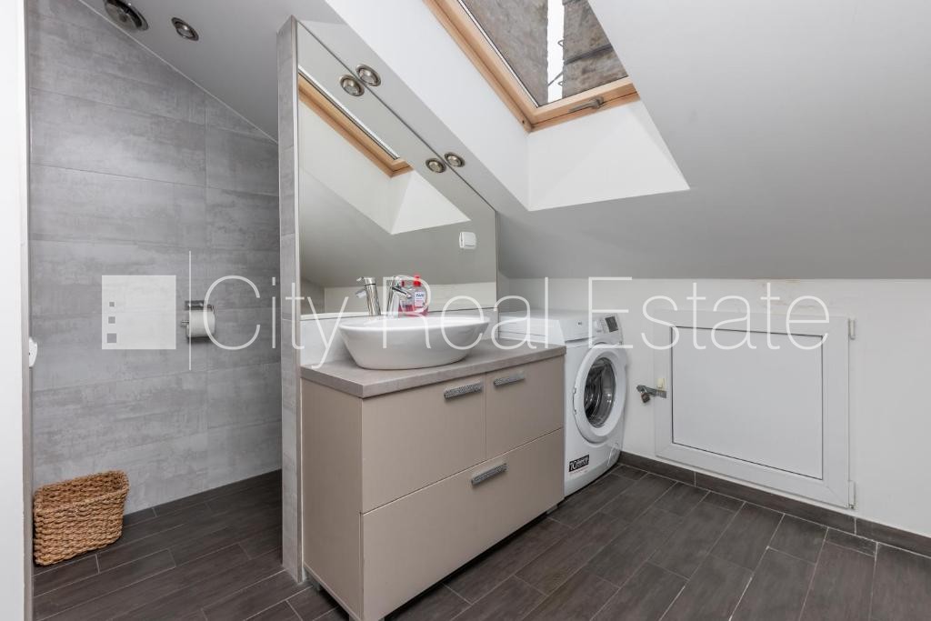 Sludinājumi. Fasādes māja, ieeja no ielas, kāpņu telpa pēc kapitālā remonta, terase, logi vērsti mājas abās Cena: 1800 EUR/mēn Foto #23