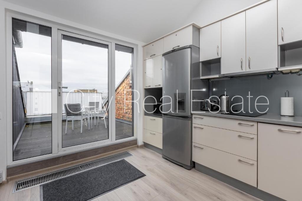 Sludinājumi. Fasādes māja, ieeja no ielas, kāpņu telpa pēc kapitālā remonta, terase, logi vērsti mājas abās Cena: 1800 EUR/mēn Foto #10