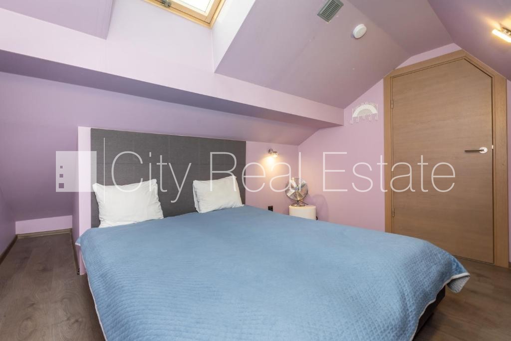 Sludinājumi. Fasādes māja, ieeja no ielas, kāpņu telpa pēc kapitālā remonta, terase, logi vērsti mājas abās Cena: 1800 EUR/mēn Foto #22