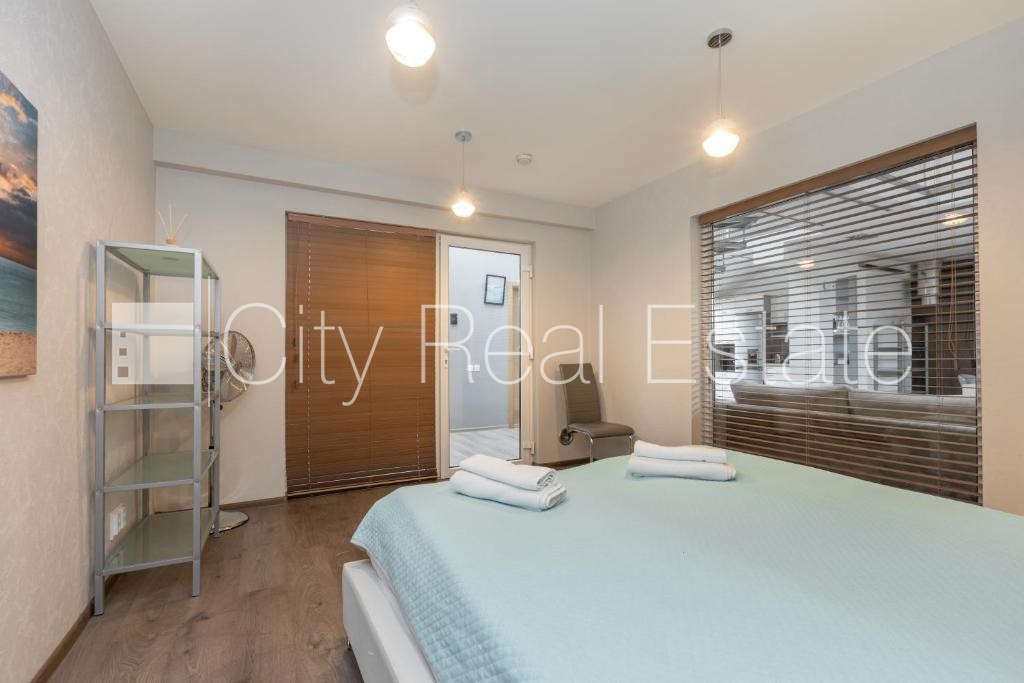 Sludinājumi. Fasādes māja, ieeja no ielas, kāpņu telpa pēc kapitālā remonta, terase, logi vērsti mājas abās Cena: 1800 EUR/mēn Foto #16