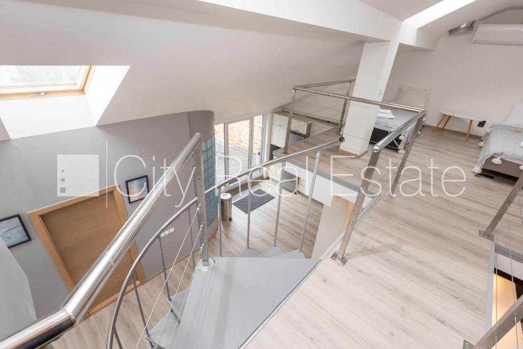 Sludinājumi. Fasādes māja, ieeja no ielas, kāpņu telpa pēc kapitālā remonta, terase, logi vērsti mājas abās Cena: 1800 EUR/mēn Foto #17