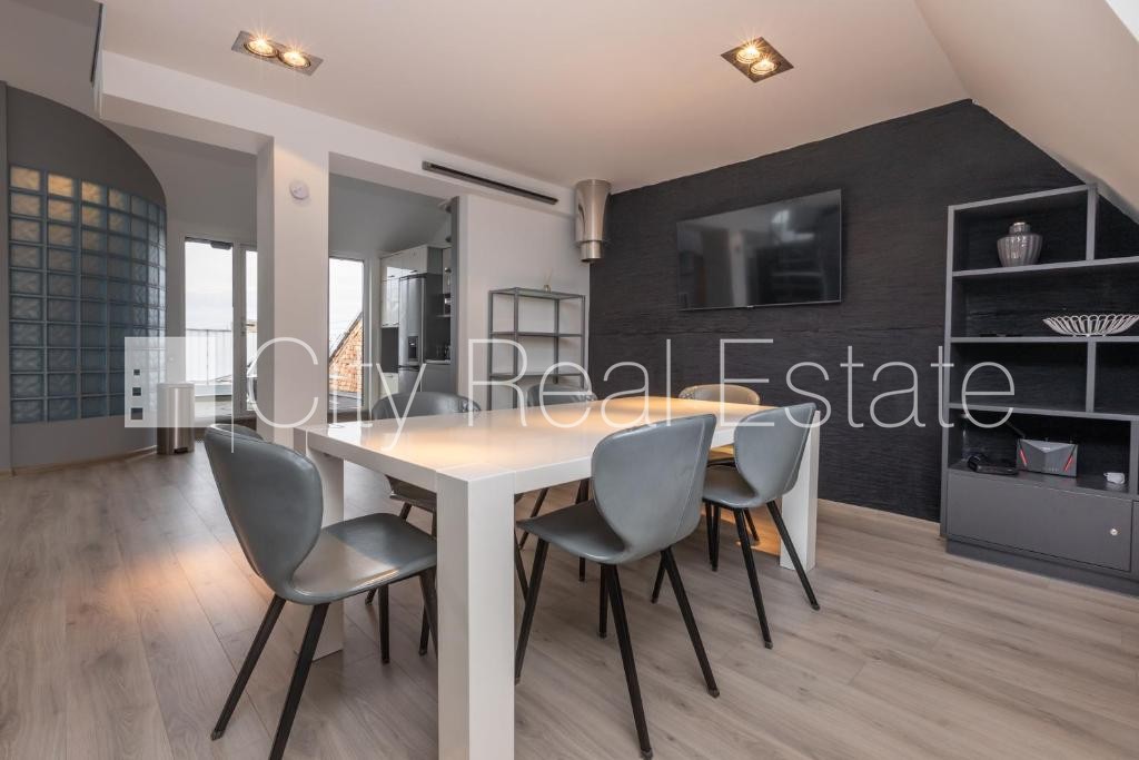 Sludinājumi. Fasādes māja, ieeja no ielas, kāpņu telpa pēc kapitālā remonta, terase, logi vērsti mājas abās Cena: 1800 EUR/mēn Foto #5