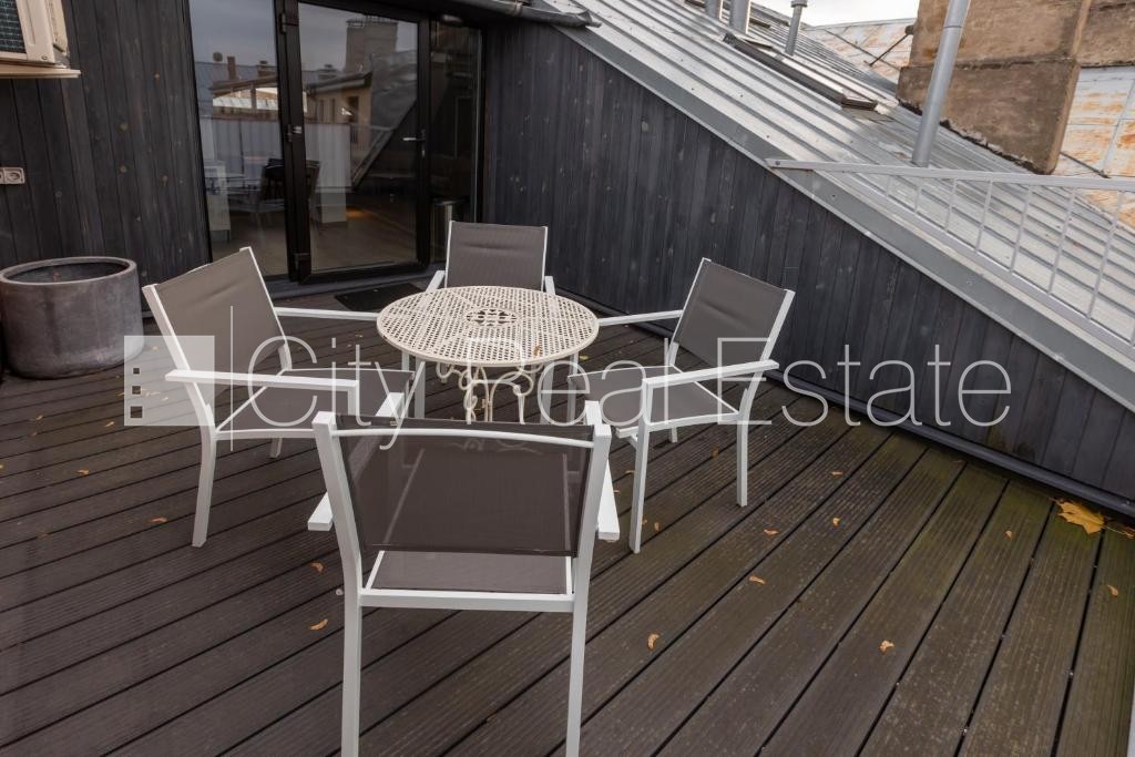 Sludinājumi. Fasādes māja, ieeja no ielas, kāpņu telpa pēc kapitālā remonta, terase, logi vērsti mājas abās Cena: 1800 EUR/mēn Foto #12